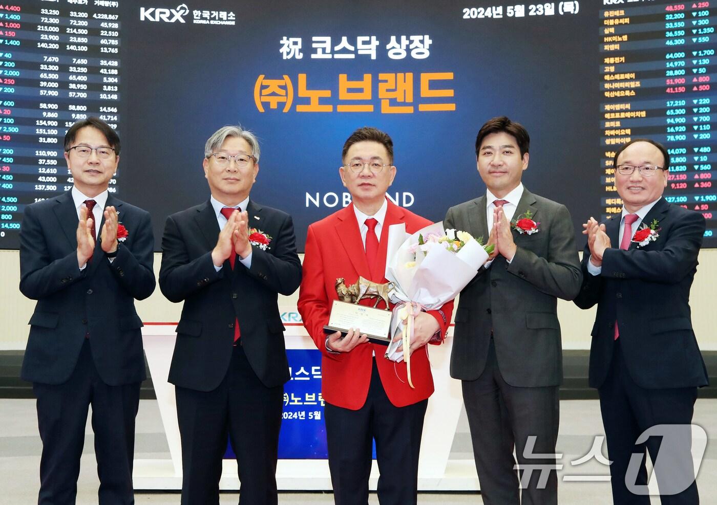 본문 이미지 - 23일 서울 영등포구 여의도 한국거래소에서 열린 노브랜드의 코스닥시장 상장기념식에서 참석자들이 기념촬영을 하고 있다. 왼쪽부터 김대영 한국IR협의회 부회장, 홍순욱 한국거래소 코스닥시장본부장, 이상규 노브랜드 대표이사, 이재현 삼성증권 부사장, 강왕락 코스닥협회 부회장 (한국거래소 제공) 2024.5.23/뉴스1