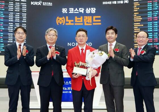 본문 이미지 - 23일 서울 영등포구 여의도 한국거래소에서 열린 노브랜드의 코스닥시장 상장기념식에서 참석자들이 기념촬영을 하고 있다. 왼쪽부터 김대영 한국IR협의회 부회장, 홍순욱 한국거래소 코스닥시장본부장, 이상규 노브랜드 대표이사, 이재현 삼성증권 부사장, 강왕락 코스닥협회 부회장 (한국거래소 제공)