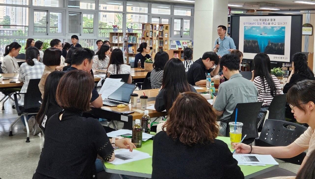 본문 이미지 - 지난 22일 오후 세종시 두루중학교에서 열린  'AI 활용 수업·평가혁신 역량 강화 연수' 모습. (세종교육청 제공) / 뉴스1