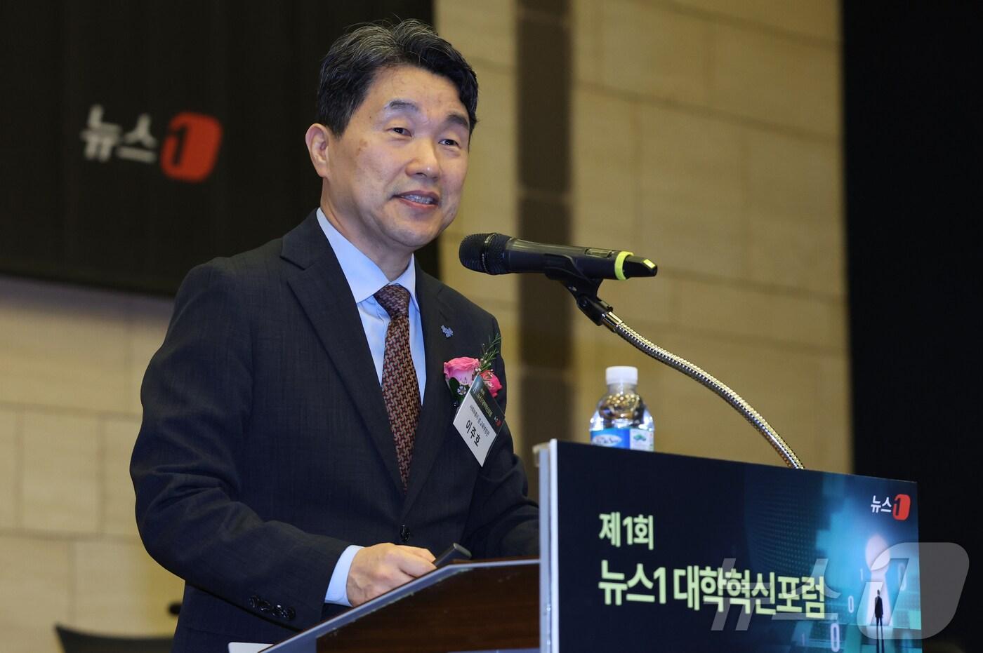 본문 이미지 - 이주호 사회부총리 겸 교육부 장관이 23일 서울 중구 대한상공회의소에서 열린 제1회 뉴스1 대학혁신포럼에서 '저출생·디지털 전환 시대의 대학 혁신 방향'이란 주제로 기조강연을 하고 있다. 2024.5.23/뉴스1 ⓒ News1 김명섭 기자