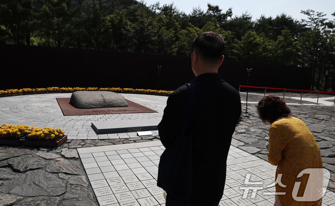 본문 이미지 - 고(故) 노무현 전 대통령 서거 15주기를 맞은 22일 오전 경남 김해 봉하마을을 찾은 추모객이 노 전 대통령의 묘역을 참배하고 있다. 2024.5.23/뉴스1 ⓒ News1 구윤성 기자