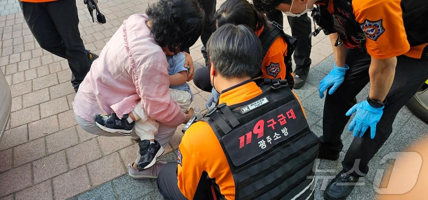 22일 오후 4시44분쯤 소방당국이 광주 북구 연제동의 한 아파트에서 차량에 갇혀 있는 3살 남아를 20분만에 구조하고 있다.(광주 북부소방 제공)2024.5.23/뉴스1