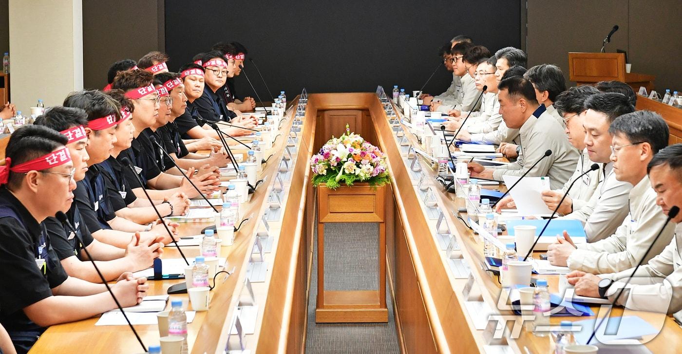 본문 이미지 - 현대자동차 노사 관계자들이 23일 현대차 울산공장 본관 동행룸에서 2024년 임금협상 교섭 상견례를 하고 있다. (현대자동차 제공) 2024.5.23/뉴스1 ⓒ News1 조민주 기자