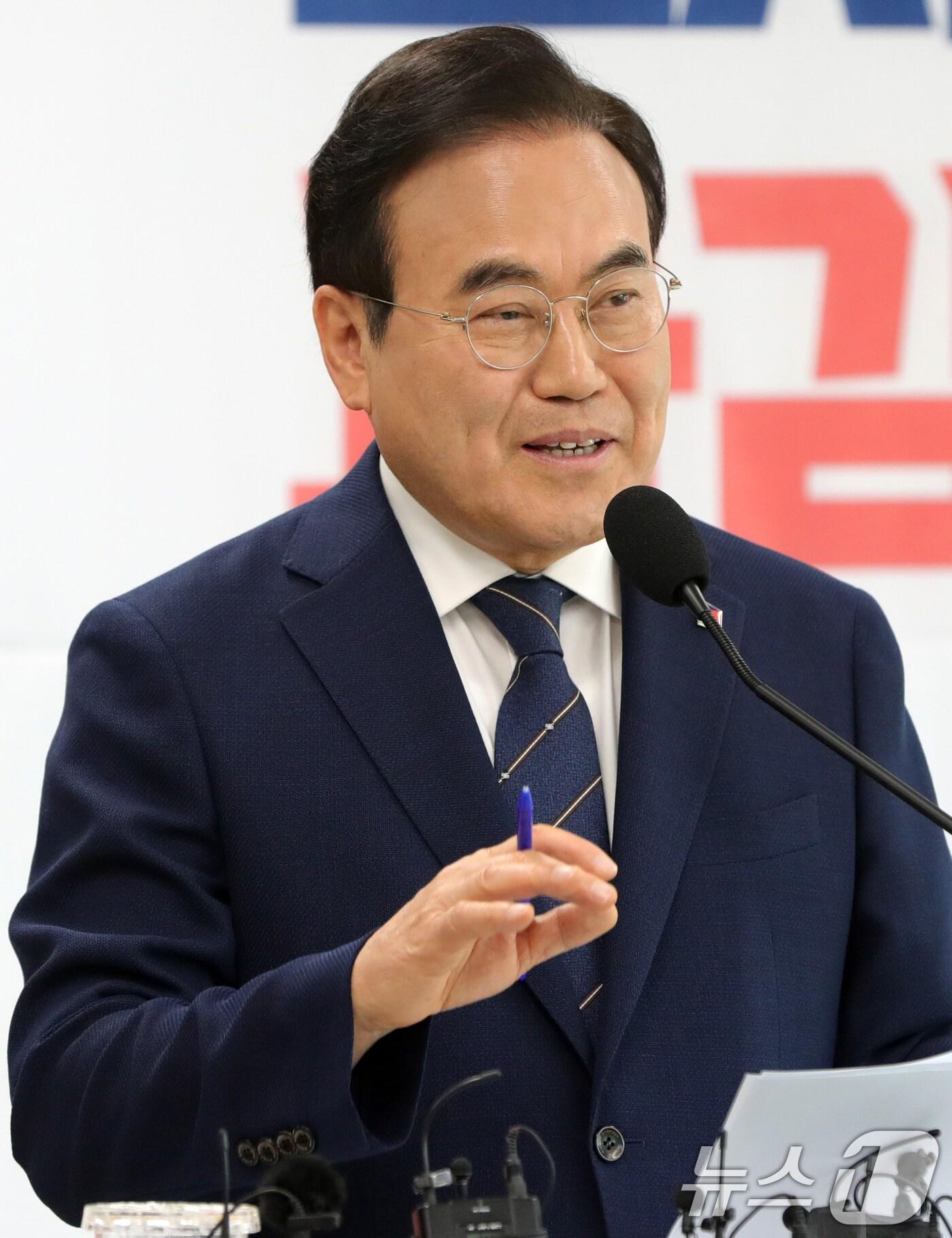 본문 이미지 - 서거석 전북특별자치도교육감이 23일 전북자치도 전주시 전북특별자치도교육청에서 교사 행정업무경감 종합 대책 관련 기자회견을 열고 질의에 답변을 하고 있다. 2024.5.23/뉴스1 ⓒ News1 유경석 기자