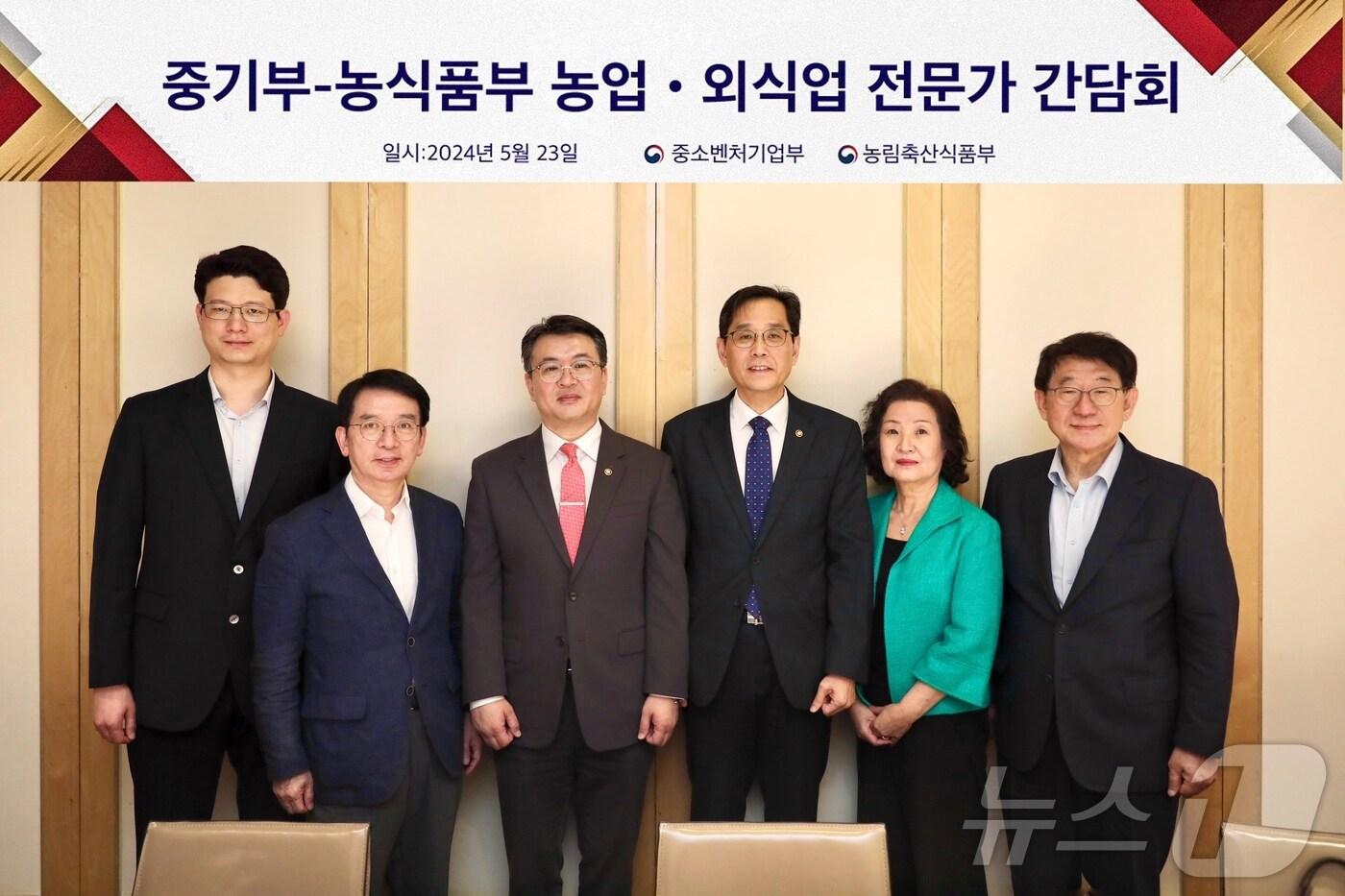 본문 이미지 - 농림축산식품부와 중소벤처기업부는 23일 서울 모처에서 농업·외식업 분야 전문가와 함께 오찬 간담회를 가졌다.(농식품부 제공) 