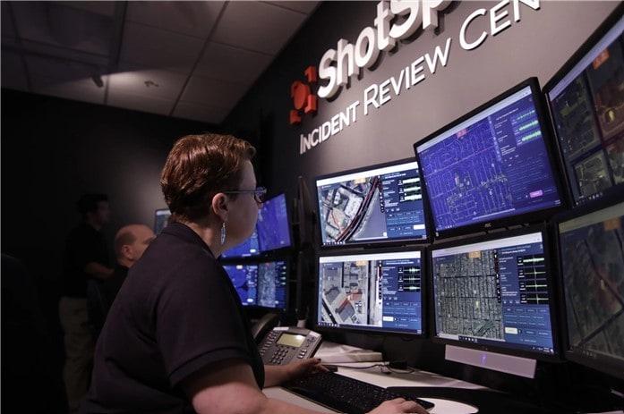 본문 이미지 - 샷스포터 운영센터 모습. 올해말 총격감지기술 &#39;샷스포터&#39; 중단을 결정한 브랜든 존슨 시카고 시장 결정에 시의원들이 반대를 본격화했다. 22일 이 기술을 계속 사용토록 하는 조례를 압도적 표차로 통과시켰다. 존슨 시장은 &#34;결정에 영향을 미치지 못한다&#34;고 공식 대응했다. &#40;사운드씽킹 제공&#41; 2024.05.22/