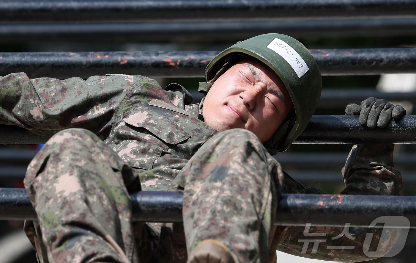 육군 제5포병여단 강속대대 장병들이 23일 경기도 연천군에 위치한 유격장에서 유격훈련을 받고 있다. 2024.5.23/뉴스1 ⓒ News1 김성진 기자