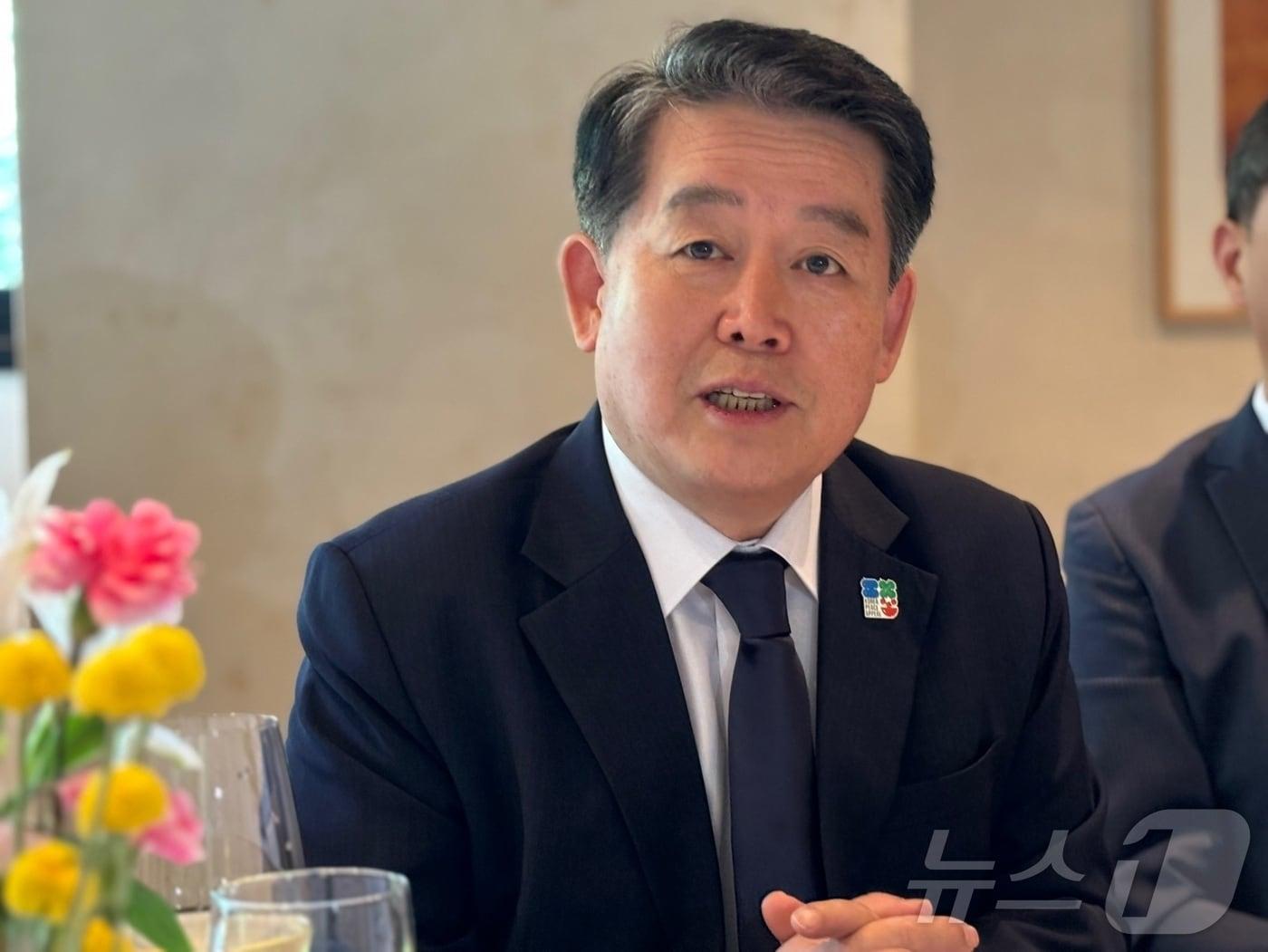 본문 이미지 - 미국을 방문 중인 김경협 더불어민주당 의원이 22일(현지시간) 워싱턴DC에서 특파원들과 간담회를 갖고 있다.