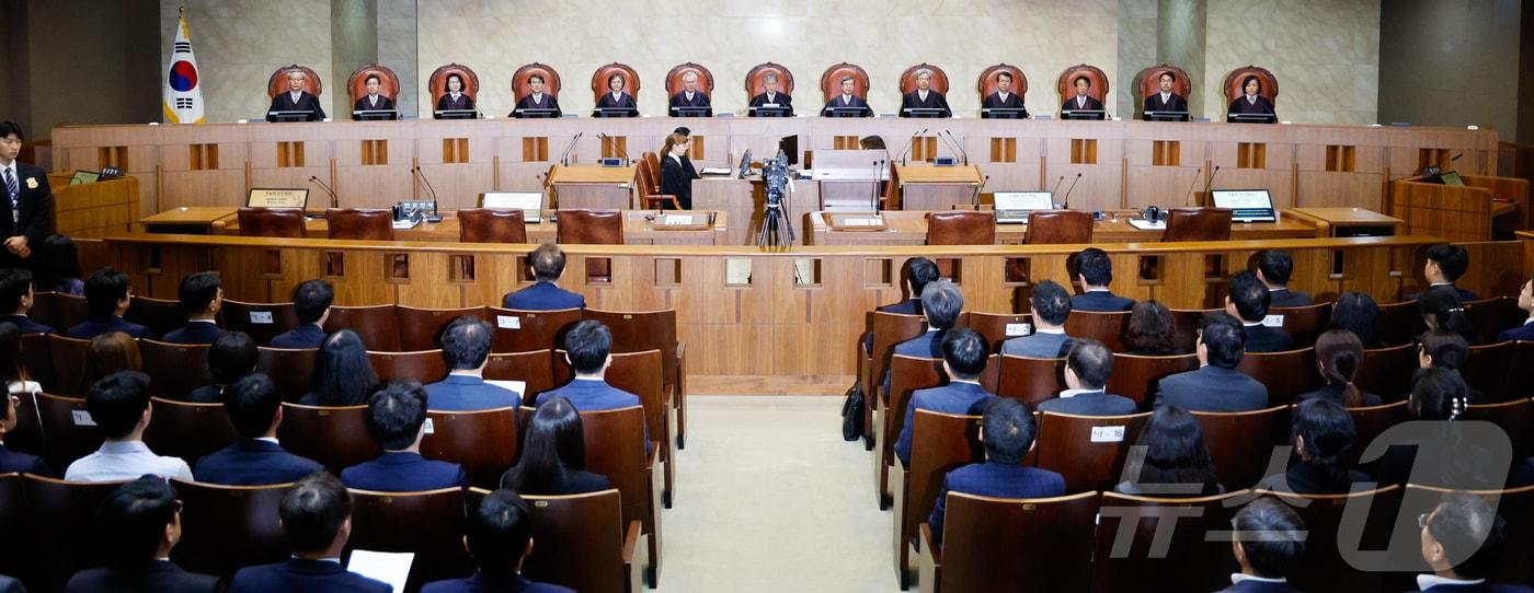 본문 이미지 - 조희대 대법원장이 23일 오후 서울 서초구 대법원에서 취임 후 처음으로 전원합의체 판결 선고를 하기 위해 자리하고 있다. 2024.5.23/뉴스1 ⓒ News1 안은나 기자