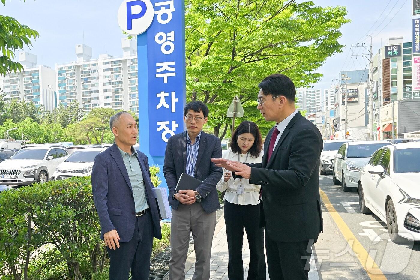 울산광역시의회 방인섭 의원이 23일 남구 삼산동 평창현대 앞 공영주차장 확충 현장을 점검하고 있다. (시의회 제공)