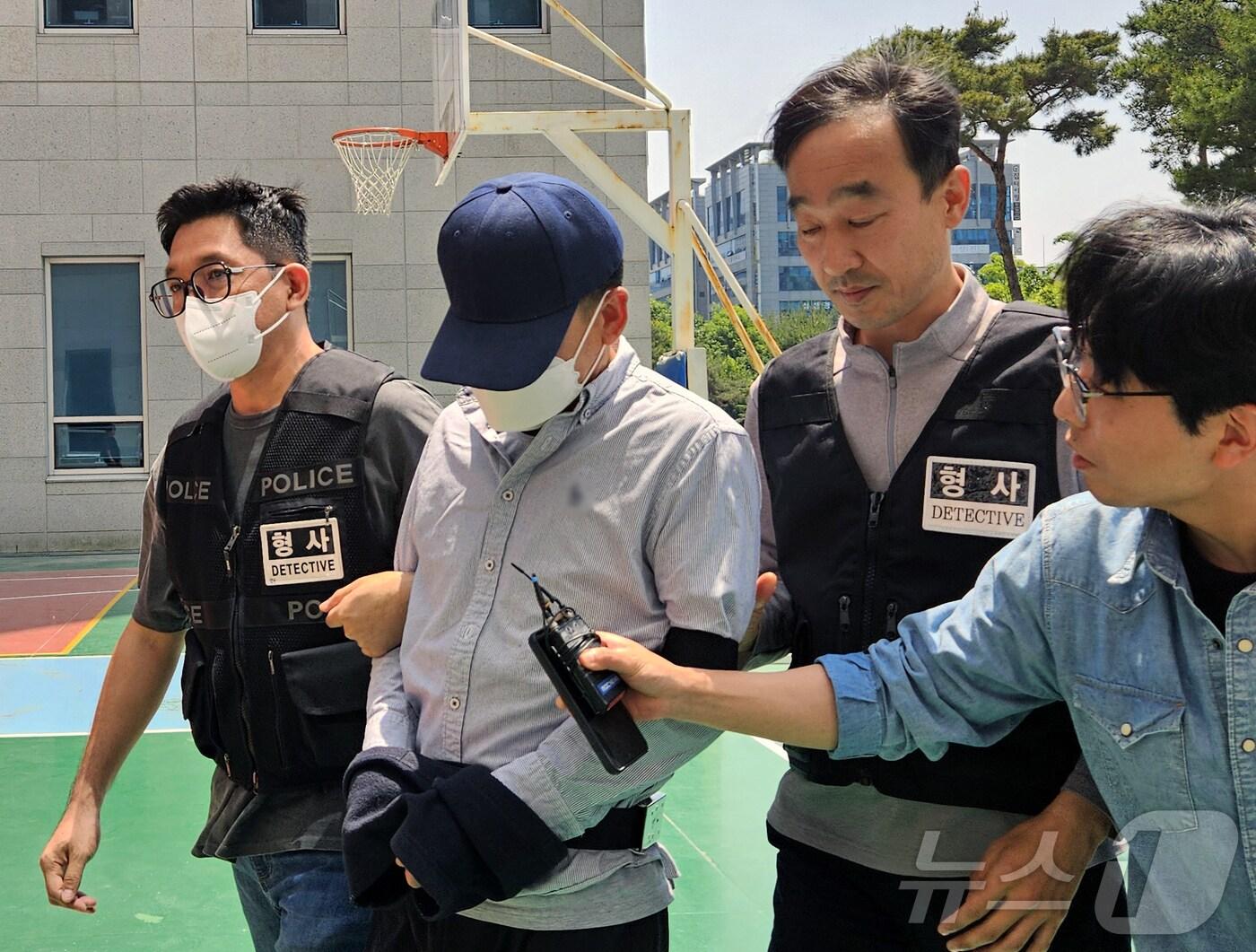 본문 이미지 - 충북 청주시 운천동 공인중개사무소에서 여자친구를 살해한 혐의를 받는 50대 피의자 A 씨가 23일 구속 전 피의자 심문(영장실질심사)을 받기 위해 청주지방법원으로 출석하고 있다.2024.5.23./뉴스1 ⓒ News1 이재규 기자