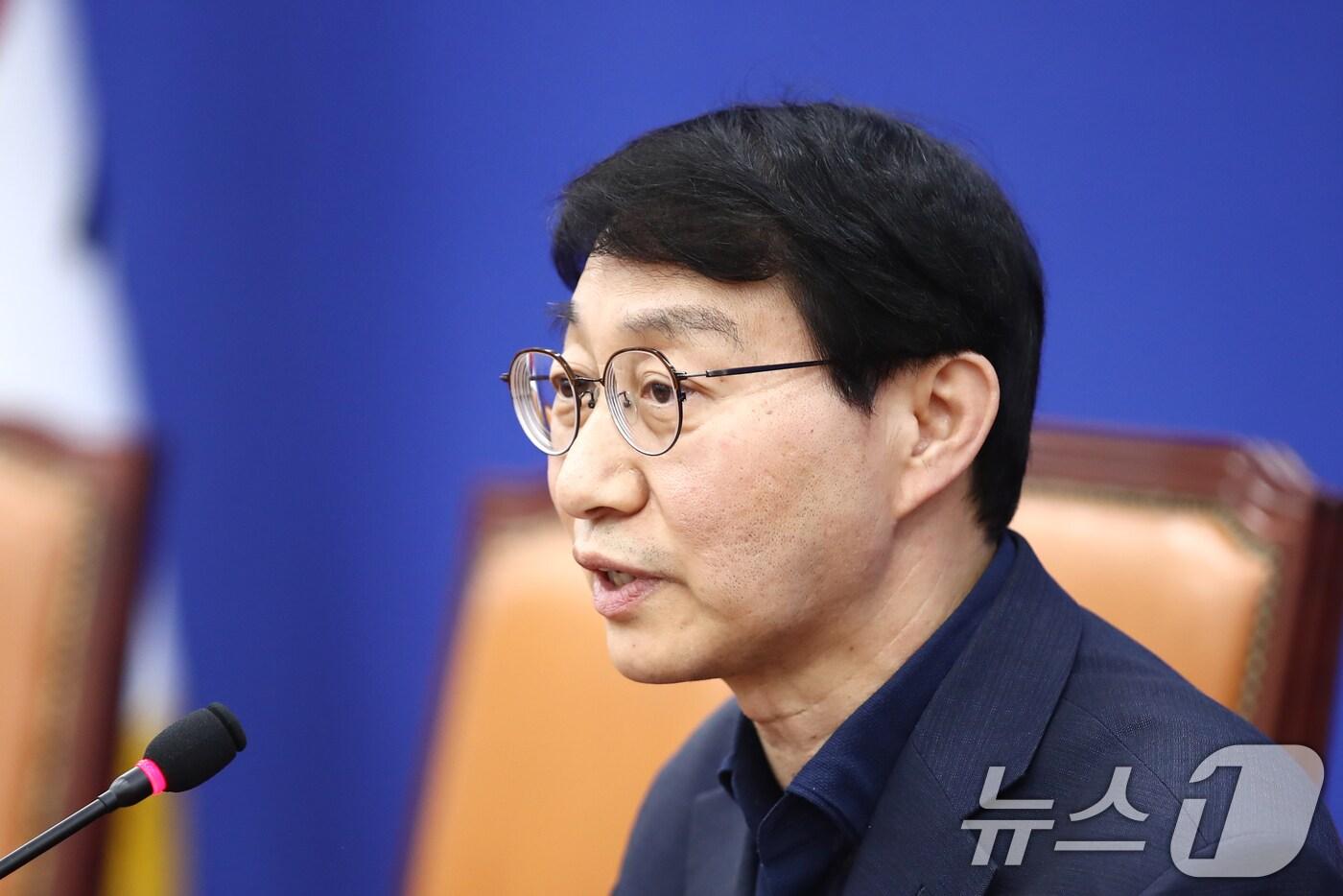 국회연금개혁특별위원회 야당 간사인 김성주 더불어민주당 의원이 23일 오후 서울 여의도 국회에서 기자간담회를 열고 연금특위 개최 무산과 관련해 발언하고 있다. 2024.5.23/뉴스1 ⓒ News1 이광호 기자