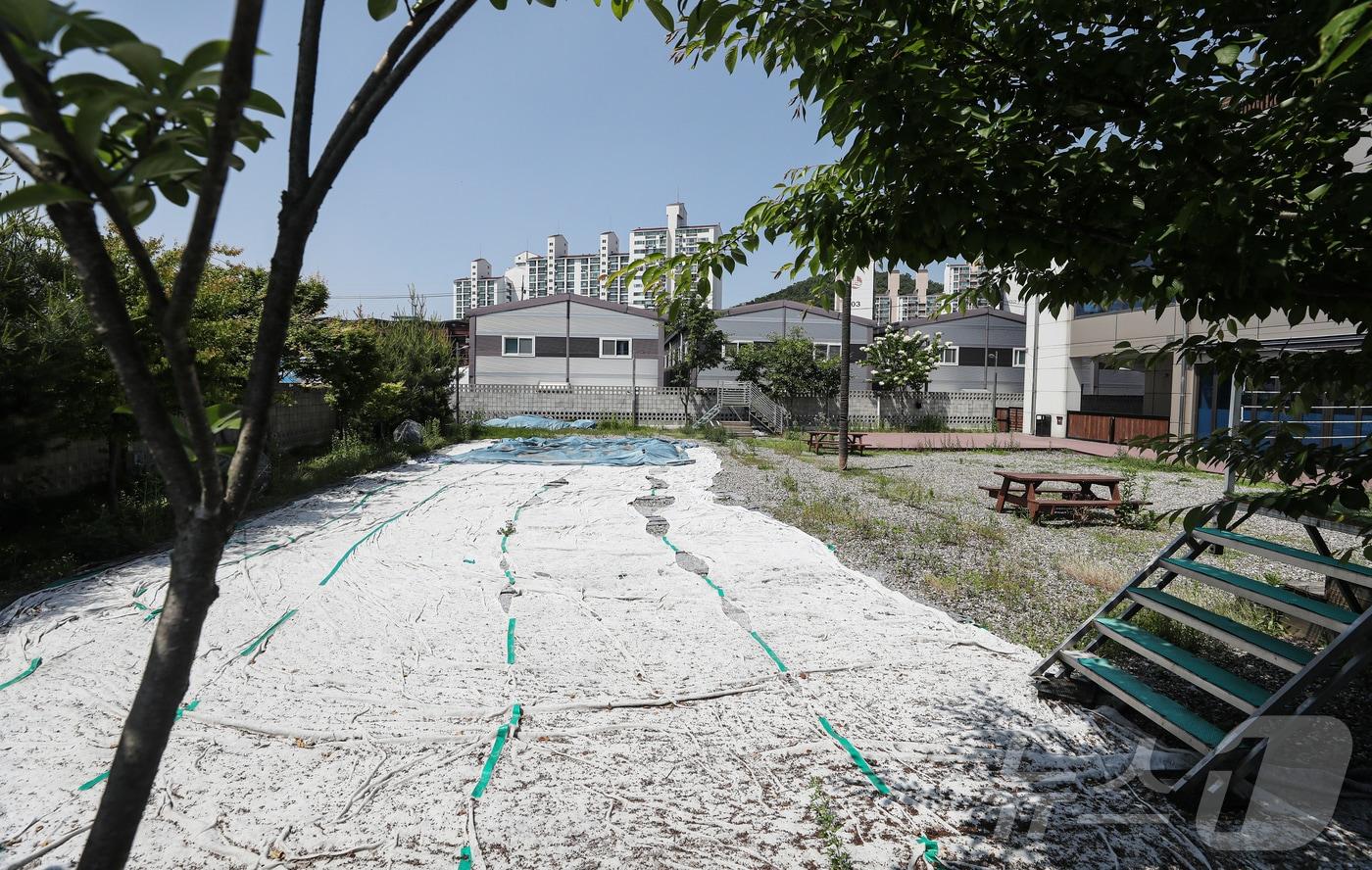 '개통령' 강형욱 훈련사가 자신이 대표로 있는 회사에서 직원들에게 폭언 등 '갑질'을 했다는 의혹이 확산하고 있는 가운데, 고용노동부가 조사 착수 여부를 검토 중인 것으로 알려졌다. 강 대표는 이에 대해 어떠한 입장도 내놓지 않고 있는 상황으로 회사는 폐업수순을 밟고 있는 것으로 알려졌다. 사진은 23일 강형욱 훈련사가 대표로 있는 경기 남양주시 보듬컴퍼니. 2024.5.23/뉴스1 ⓒ News1 이승배 기자