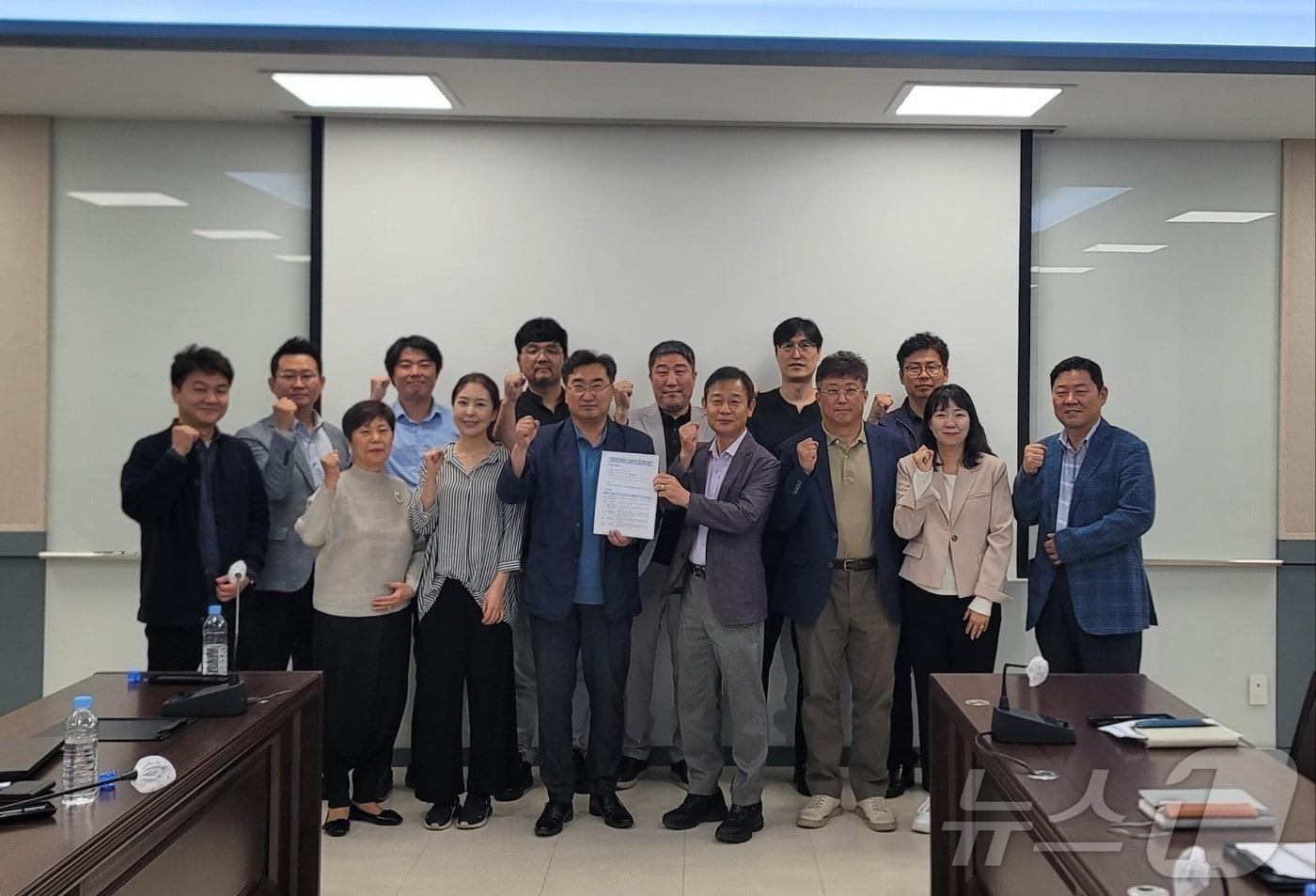 22일 경기 파주시 LH파주사업본부에서 운정신도시연합회 임원들이 LH에 지역의 20개 현안사업에 대한 건의서를 전달했다. 간담회 후 이승철 운정연 회장(앞둘 왼쭉 3번째)과 김영진 LH파주사업본부장(4번째) 등 관계자들이 기념촬영을 하고 있다. (운정연 제공)