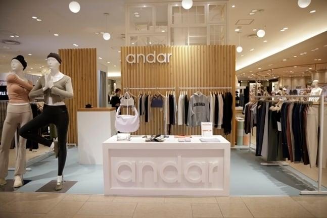본문 이미지 - 안다르가 오사카 한큐백화점 우메다본점에서 운영한 대규모 팝업스토어.(안다르제공)