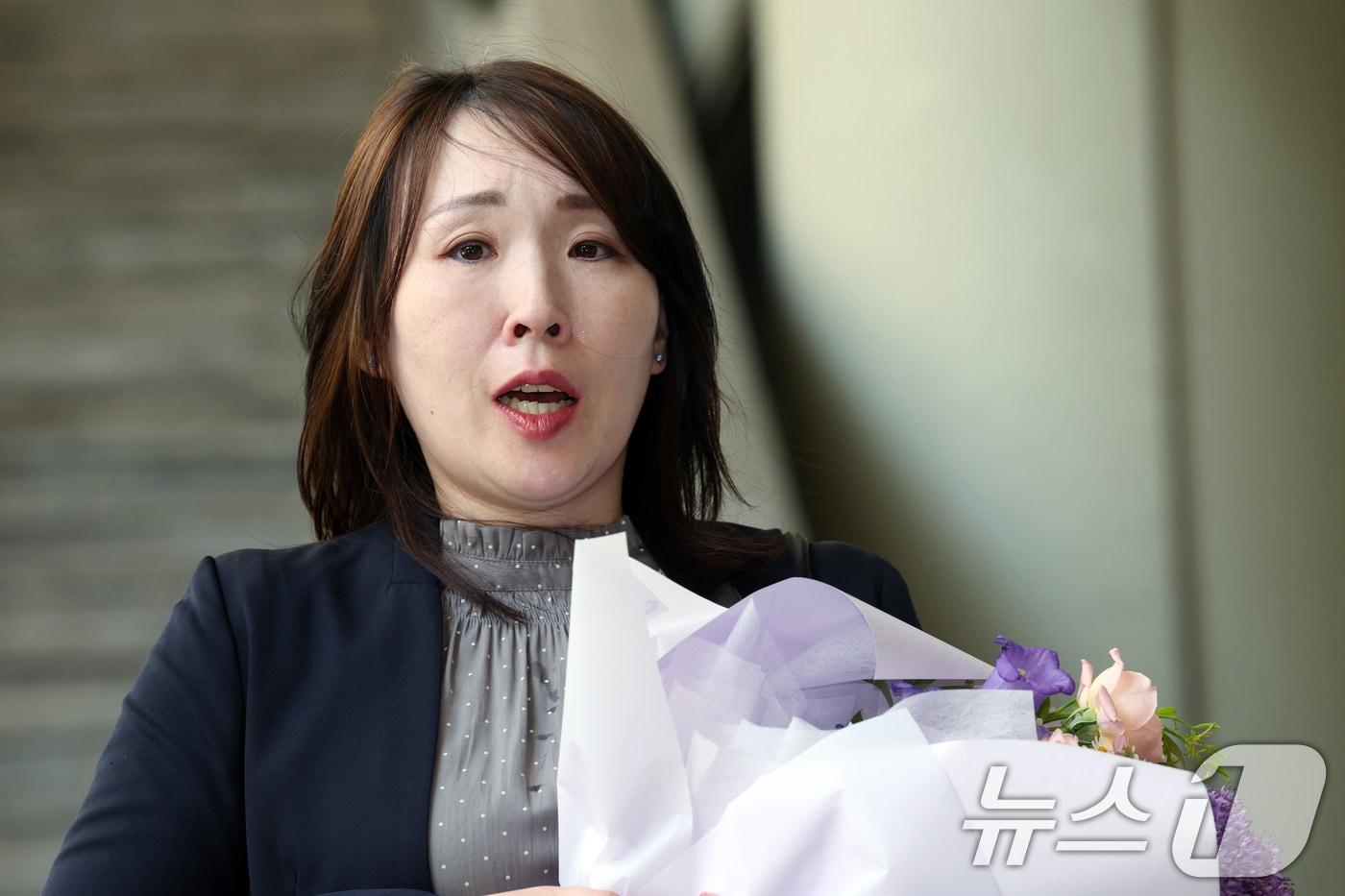 박정희 정부 시절 재일동포 간첩조작사건 피해자 고 최창일 씨의 딸 최지자(나카가와 도모코) 씨가 23일 오후 서울 서초구 서초동 서울고등법원에서 열린 선고공판에서 무죄를 받은 뒤 나와 기자회견을 하고 있다.  2024.5.23/뉴스1 ⓒ News1 박정호 기자