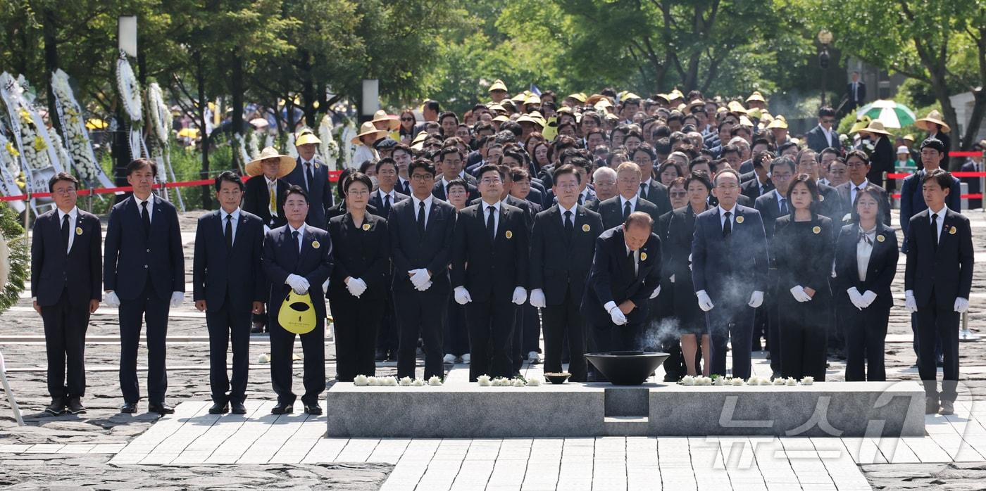 본문 이미지 - 23일 오후 경남 김해시 진영읍 봉하마을에서 고 노무현 전 대통령 서거 15주기 추도식을 엄수하고 있다. 황우여 국민의힘 비대위원장, 이재명 더불어민주당 대표, 조국 조국혁신당 대표, 김준우 정의당 대표, 이석현 새로운미래 비대위원장, 윤희숙 진보당 상임대표 등이 참배하고 있다. (공동취재) 2024.5.23/뉴스1 ⓒ News1 구윤성 기자