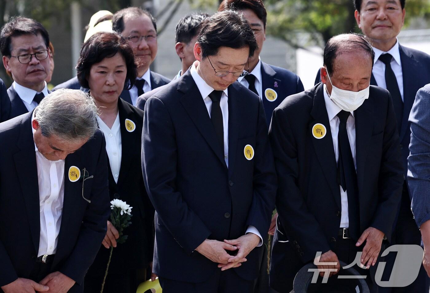 본문 이미지 - 김경수 전 경남도지사가 23일 오후 경남 김해시 봉하마을에서 열린 고 노무현 전 대통령 서거 15주기 추도식에서 대통령 묘역에 참배하고 있다. 2024.5.23/뉴스1 ⓒ News1 구윤성 기자