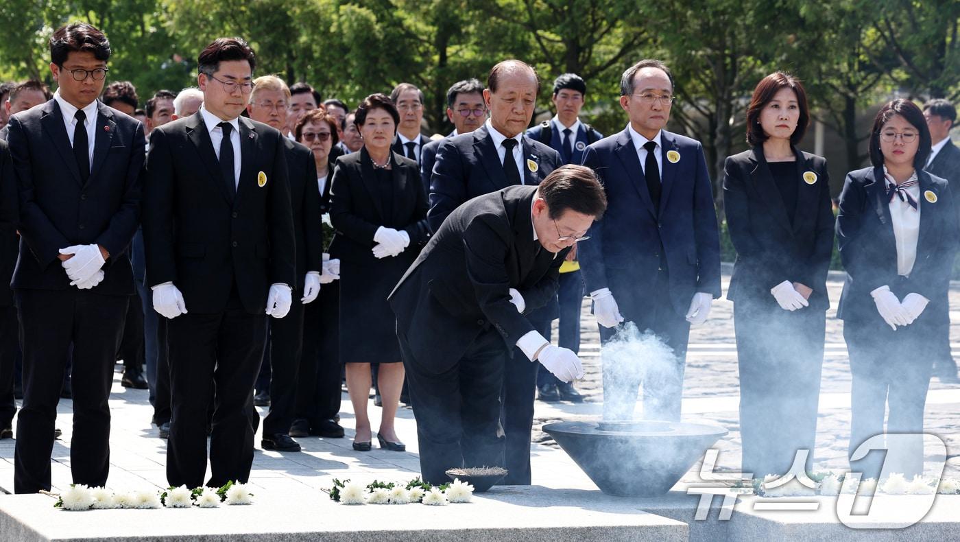 본문 이미지 - 이재명 더불어민주당 대표가 23일 오후 경남 김해 봉하마을에서 열린 고(故) 노무현 전 대통령 15주기 추도식에서 노 전 대통령의 묘역에 분향하고 있다. 왼쪽부터 김준우 정의당 대표, 더불어민주당 박찬대 원내대표, 이재명 대표, 국민의힘 황우여 비대위원장, 추경호 원내대표. 허은아 개혁신당 대표, 용혜인 기본소득당 원내대표. 2024.5.23/뉴스1 ⓒ News1 구윤성 기자