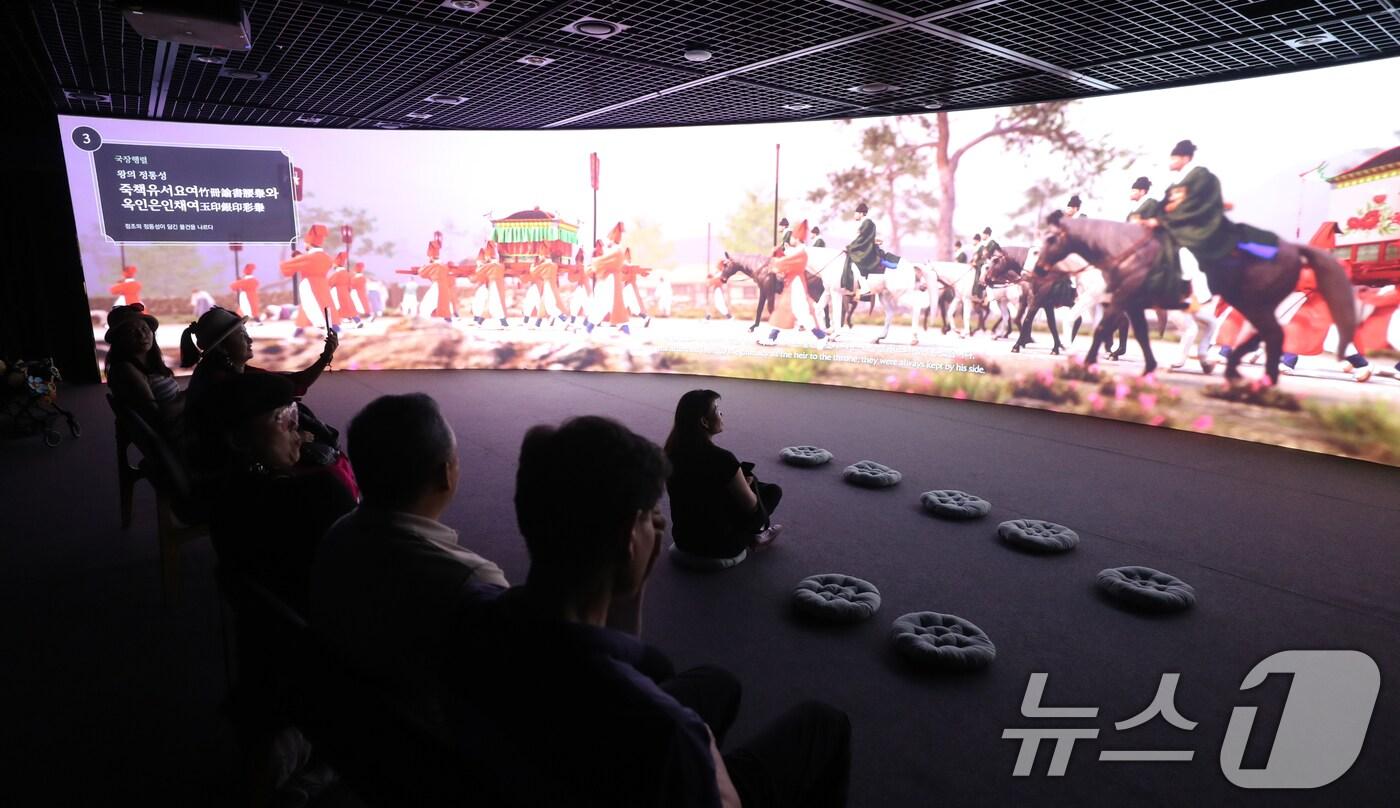 지난해 국가유산청과 국가유산진흥원, 수원화성박물관과 협업해 열린 열린 '조선의 희비애락, 한눈에 보다' 전시에서 관람객들이 디지털 기술로 복원한 조선시대 의궤 기록을 둘러보는 모습./뉴스1 ⓒ News1 김영운 기자