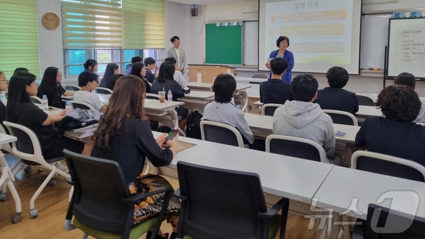 본문 이미지 - 충북도교육청 교육도서관은 23일 임시청사 미래관에서 '2024 같이(가치)책 문학기행 체인지(體人智) 학생 발표회 및 작가 강연'을 개최했다.(충북교육청 제공)/뉴스1