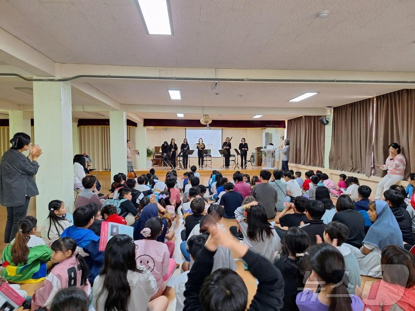 본문 이미지 - 13일 용산구 보광초등학교에서 학교로 찾아가는 신나는 음악여행이 진행되는 모습. (용산구 제공)ⓒ 뉴스1