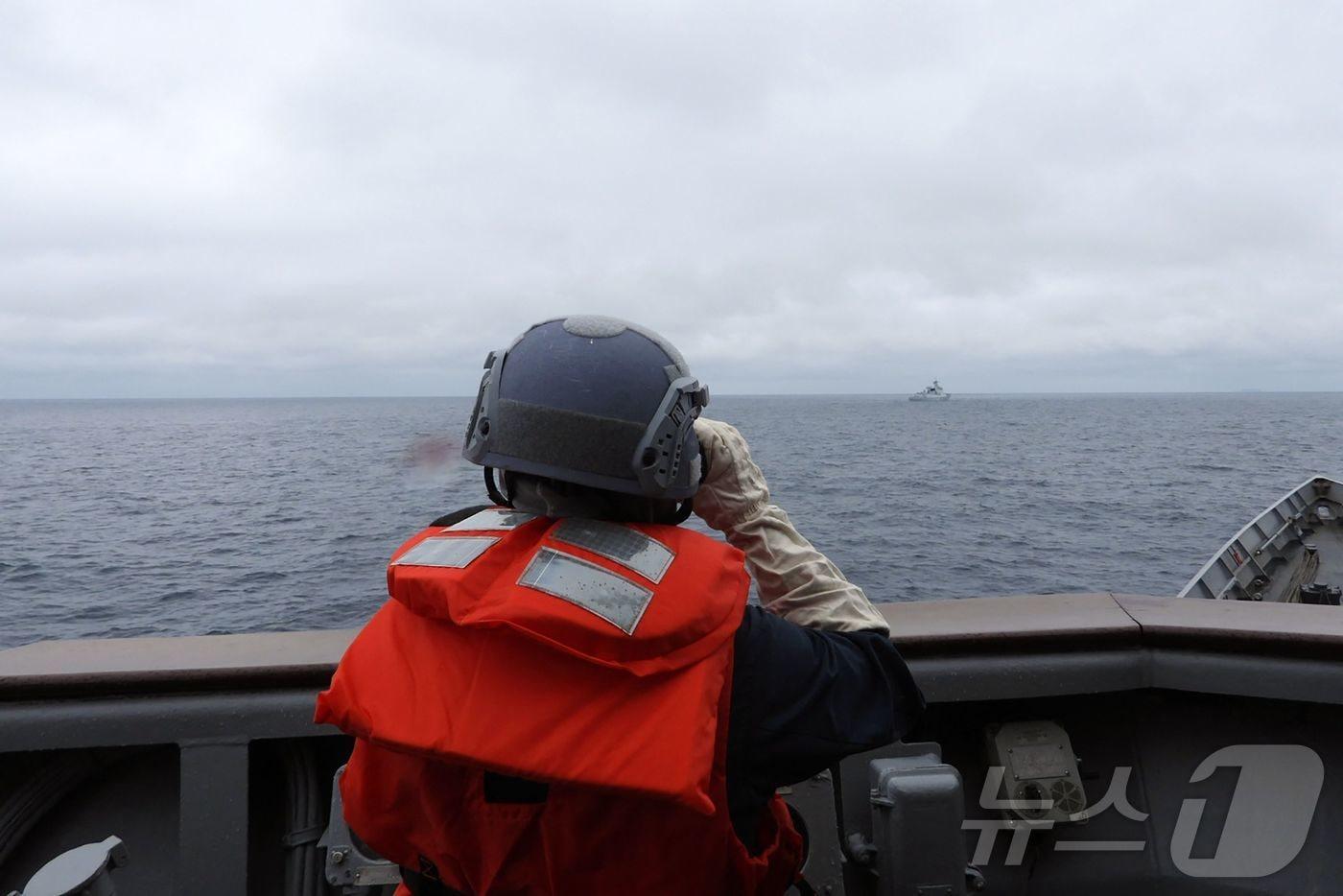 대만 해군 초병이 23일(현지시간) 해상에서 중국 군함의 동태를 관찰하고 있다. 대만에서 신임 총통이 임기를 시작한 지 사흘만인 이날 중국 인민해방군은 이틀 일정으로 대만 포위 합동 훈련을 시작했다(대만 국방부 제공 사진). 2024.05.23 ⓒ AFP=뉴스1 ⓒ News1 최종일 기자