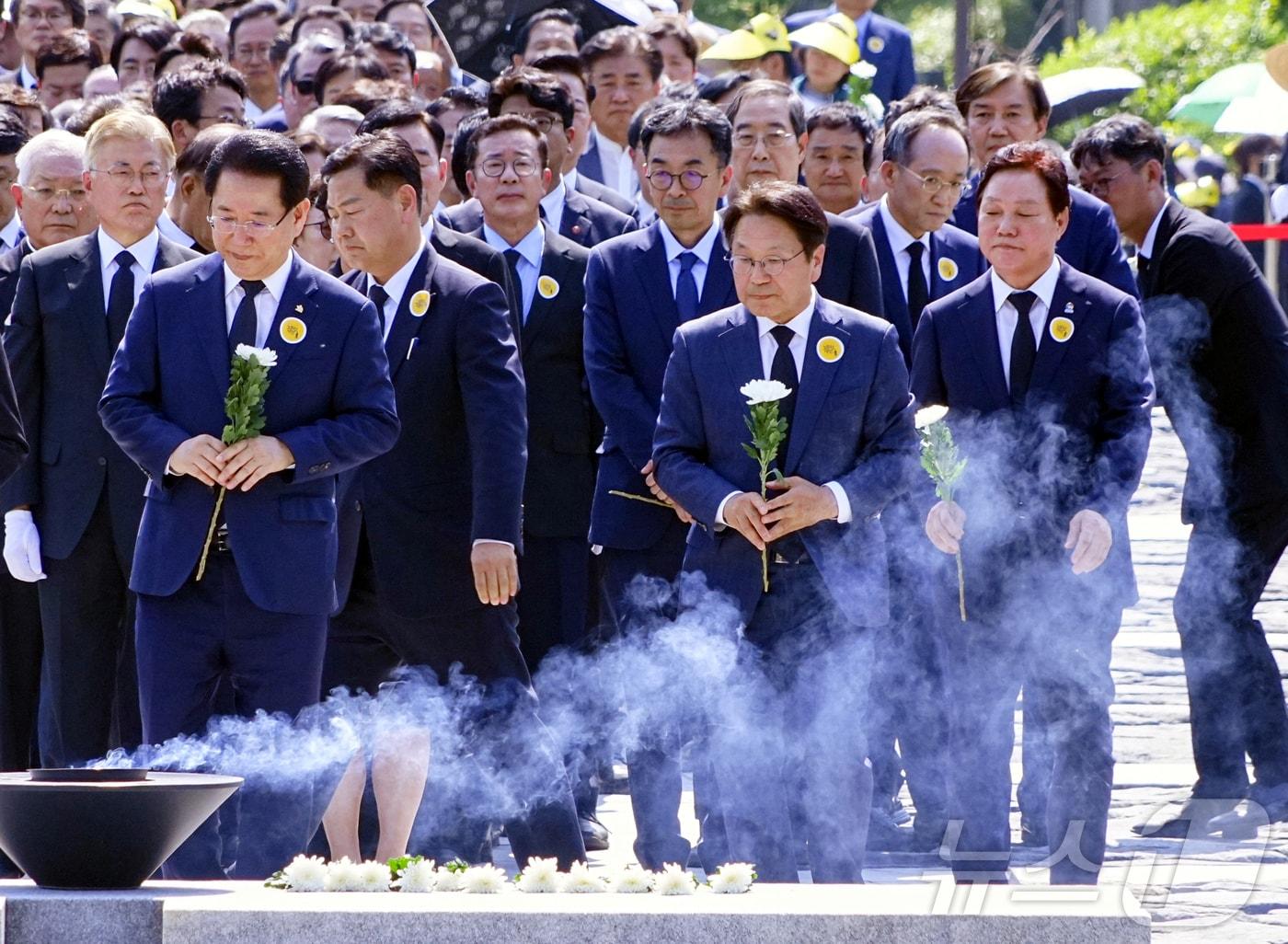 본문 이미지 - 강기정 광주시장이 23일 오후 경남 김해시 봉하마을에서 열린 '노무현 대통령 서거 15주기 추도식'에 참석해 노 전 대통령 묘역을 참배하고 있다.(광주시 제공)2024.5.23/뉴스1 