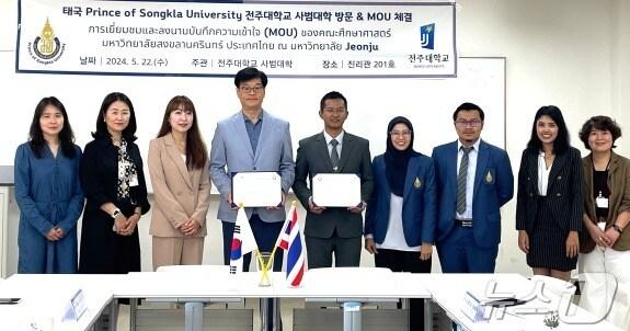 본문 이미지 - 전주대 사범대학,과 태국 송클라대학 사범대학이 지난 22일 업무협약 체결하고 글로컬 리더십을 가진 교원 양성을 위한 다양한 프로그램을 진행하기로 했다.(전주대 제공)/뉴스1