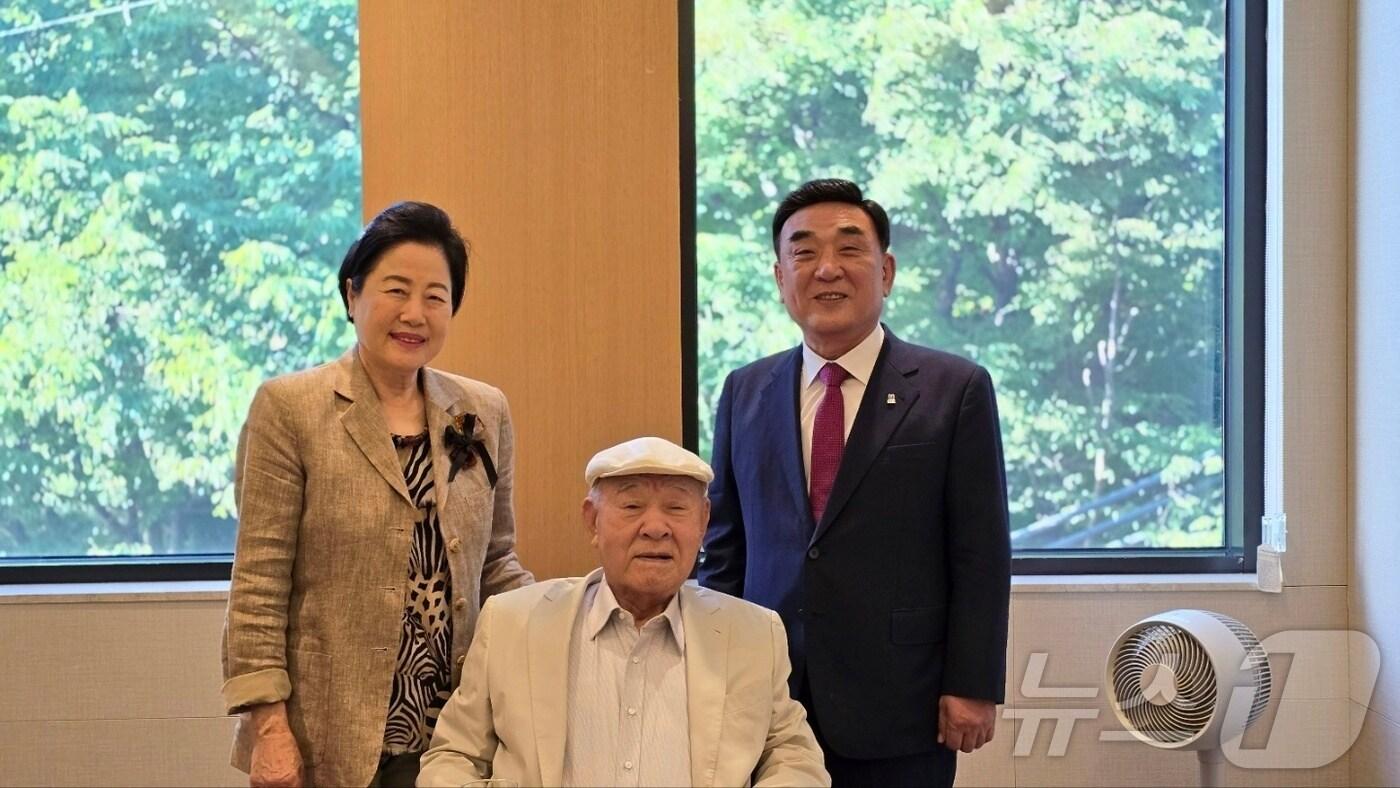 본문 이미지 - 김두겸 울산시장이 23일 오후 6시 서울을 방문해 종하이노베이션센터를 기증한 KCC 이주용 회장 부부를 만나 감사의 뜻을 전했다.