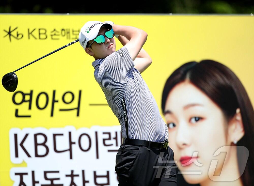 본문 이미지 - 안준형이 KPGA투어 KB금융 리브 챔피언십 1라운드에서 18번홀 티샷을 날리고 있다. (KPGA 제공)