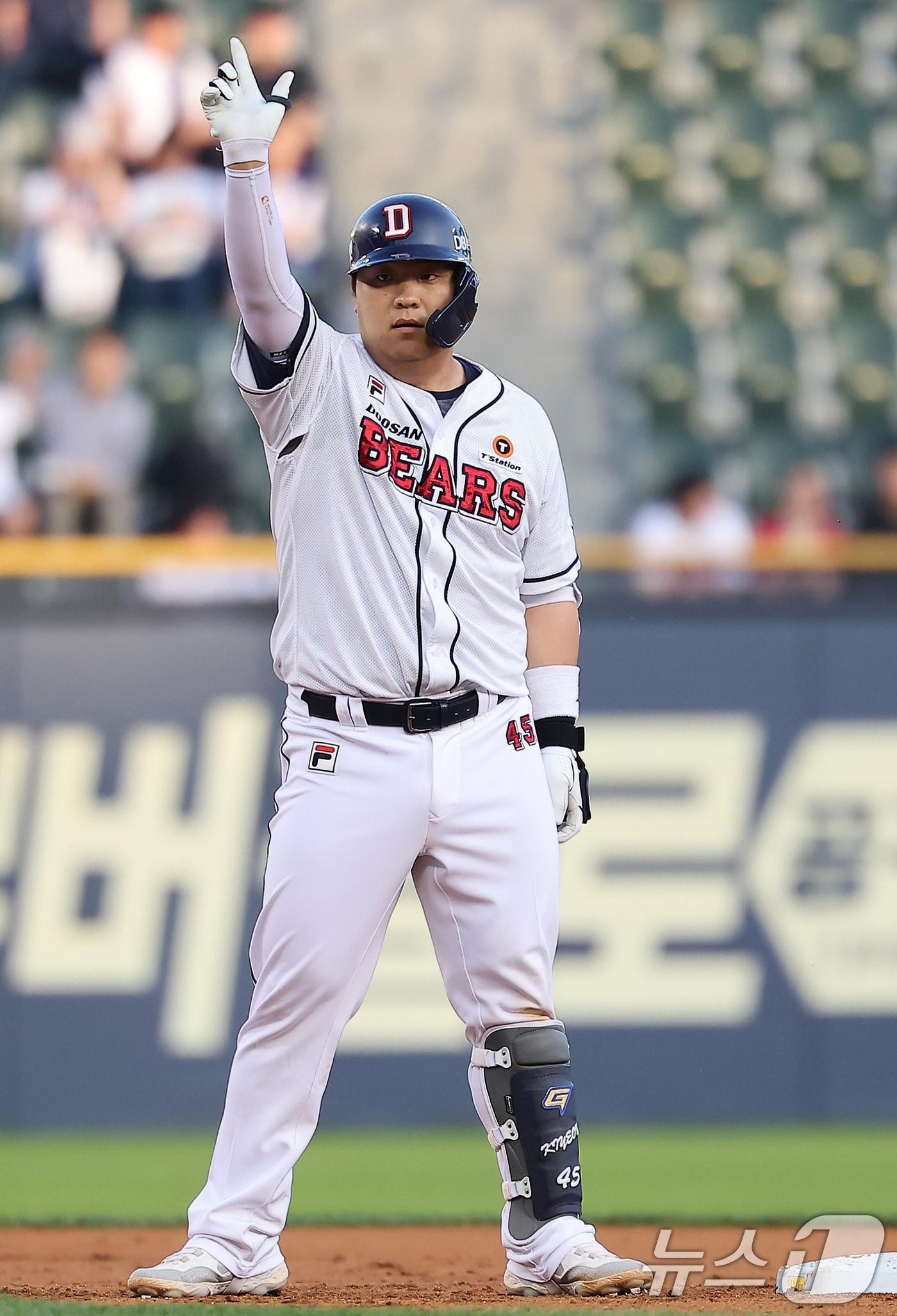 본문 이미지 - 23일 오후 서울 송파구 잠실야구장에서 열린 프로야구 '2024 신한 SOL 뱅크 KBO리그' SSG 랜더스와 두산 베어스의 경기, 두산 김기연이 2회말 무사 만루에서 2타점 2루타를 친 뒤 세리머니를 하고 있다. 2024.5.23/뉴스1 ⓒ News1 김진환 기자