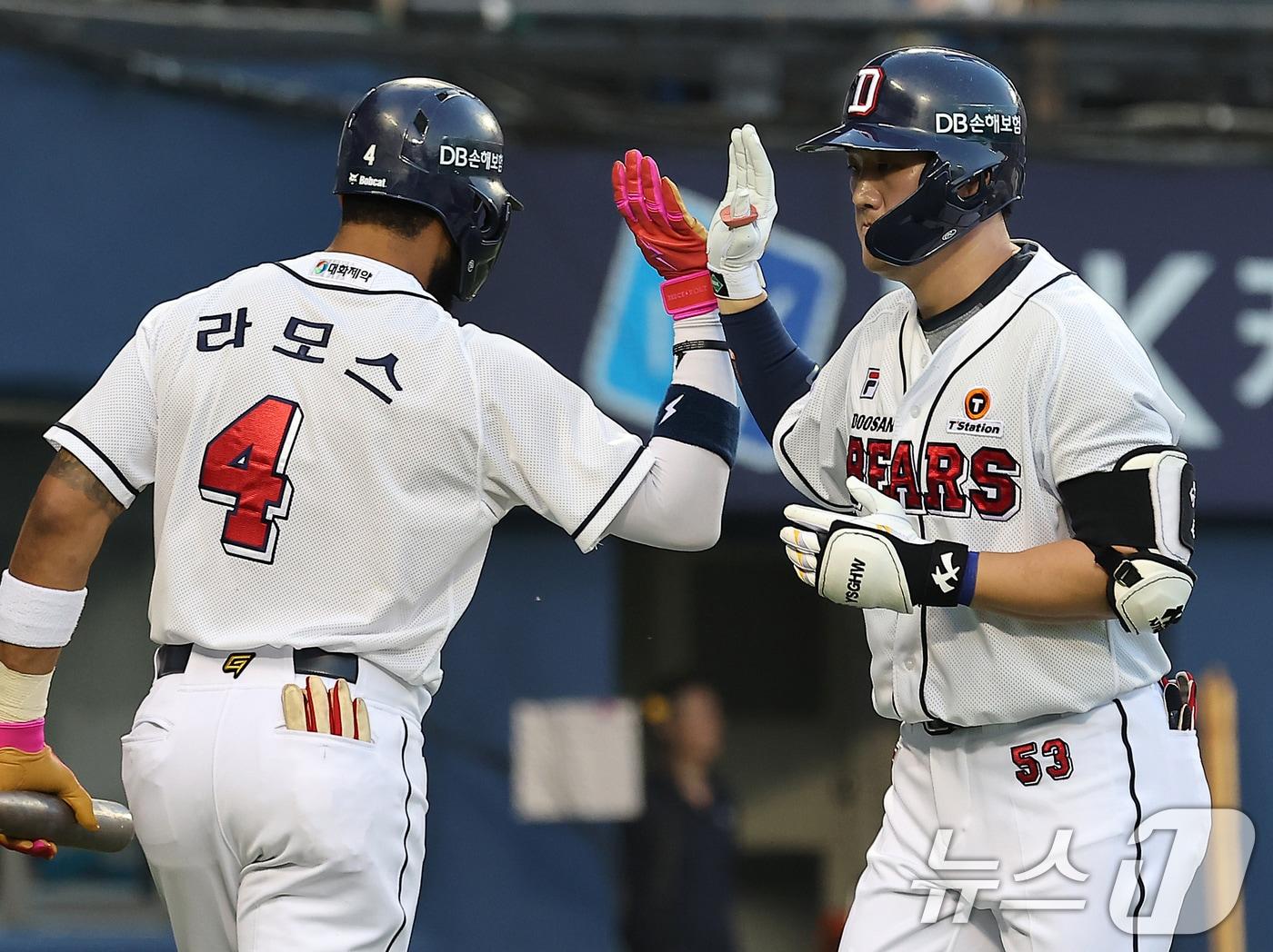 본문 이미지 - 23일 오후 서울 송파구 잠실야구장에서 열린 프로야구 '2024 신한 SOL 뱅크 KBO리그' SSG 랜더스와 두산 베어스의 경기, 두산 양석환이 2회말 2사 2,3루에서 스리런 홈런을 친 뒤 라모스와 하이파이브를 하고 있다. 2024.5.23/뉴스1 ⓒ News1 김진환 기자