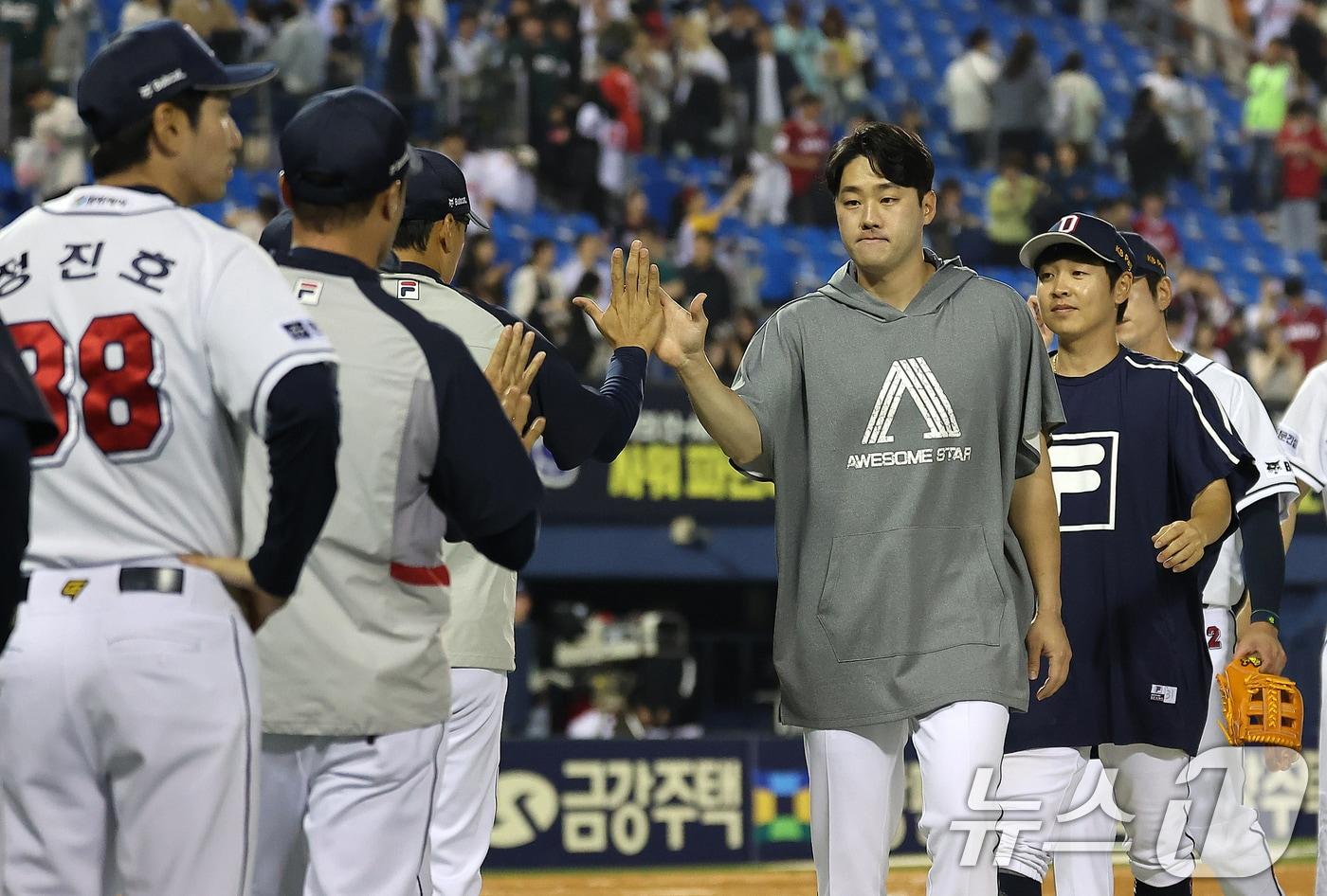 본문 이미지 - 23일 오후 서울 송파구 잠실야구장에서 열린 프로야구 '2024 신한 SOL 뱅크 KBO리그' SSG 랜더스와 두산 베어스의 경기에서 10대3 대승을 거두며 시리즈 스윕을 거둔 두산 선수들이 기쁨을 나누고 있다. 2024.5.23/뉴스1 ⓒ News1 김진환 기자