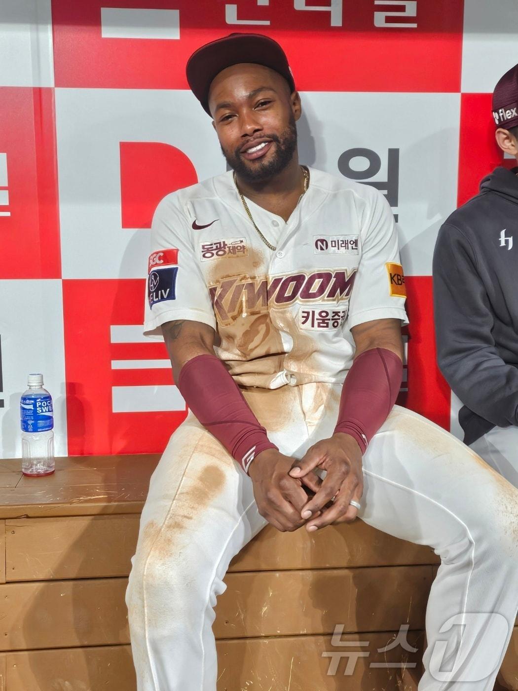 본문 이미지 - 키움 히어로즈의 로니 도슨이 23일 NC전에서 승리한 뒤 취재진과 인터뷰하고 있다. ⓒ News1