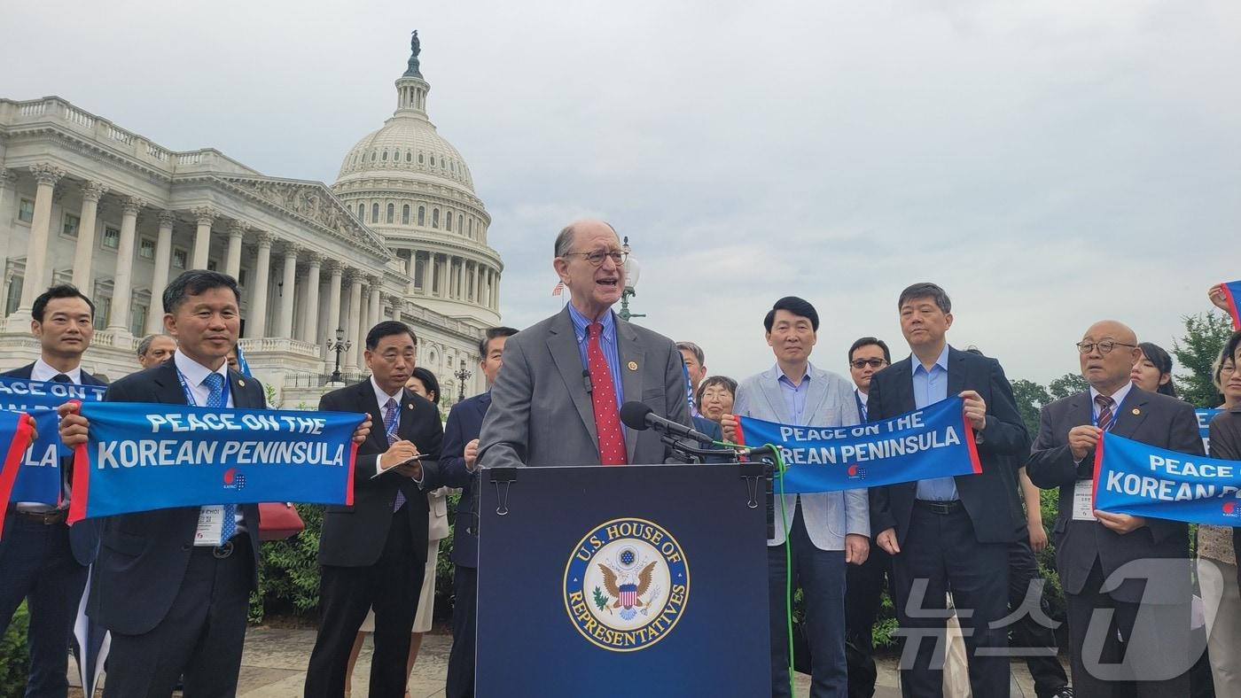 한반도평화법안을 대표발의한 브래드 셔먼 미 민주당 연방 하원의원(사진 중앙)이 23일(현지시간) 미 의사당 앞에서 법안의 조속한 처리를 촉구하는 기자회견을 갖고 있다. 왼쪽부터 데이비드 김 변호사(첫번째), 최광철 미주민주참여포럼 대표(2번째), 김민철·김홍걸 더불어민주당 의원(셔먼 의원 오른쪽)