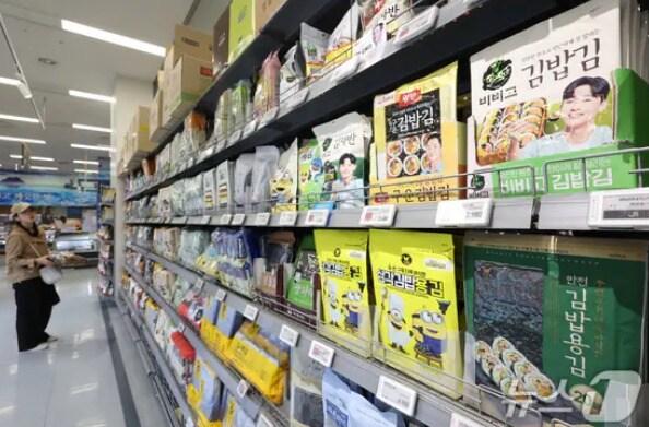 본문 이미지 - 서울의 한 대형마트에서 시민들이 김밥용 김 등 김을 고르고 있다. 2024.5.7/뉴스1 ⓒ News1 민경석 기자