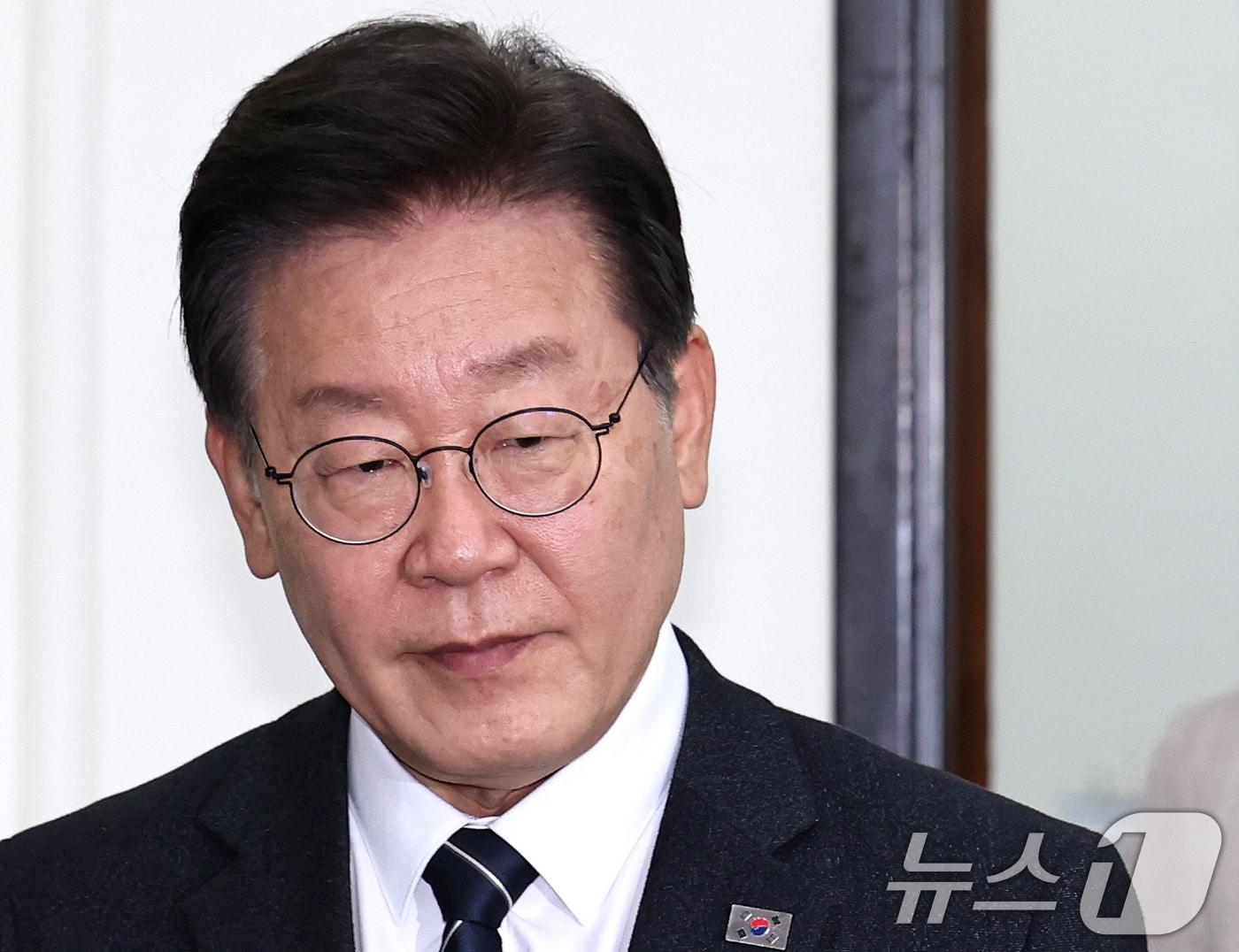 본문 이미지 - 이재명 더불어민주당 대표가 24일 오전 서울 여의도 국회에서 열린 최고위원회의에 참석하고 있다. 2024.5.24/뉴스1 ⓒ News1 구윤성 기자
