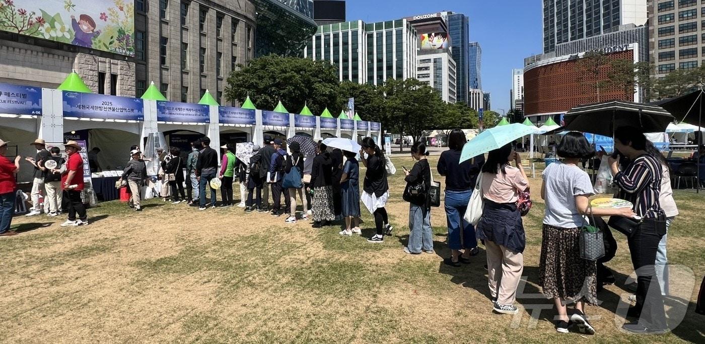 본문 이미지 - 10회 한국 축제&여행 박람회에 참여한 제천시 홍보 부스에 몰려 있는 관람객들.(제천시 제공)2024.5.24/뉴스1