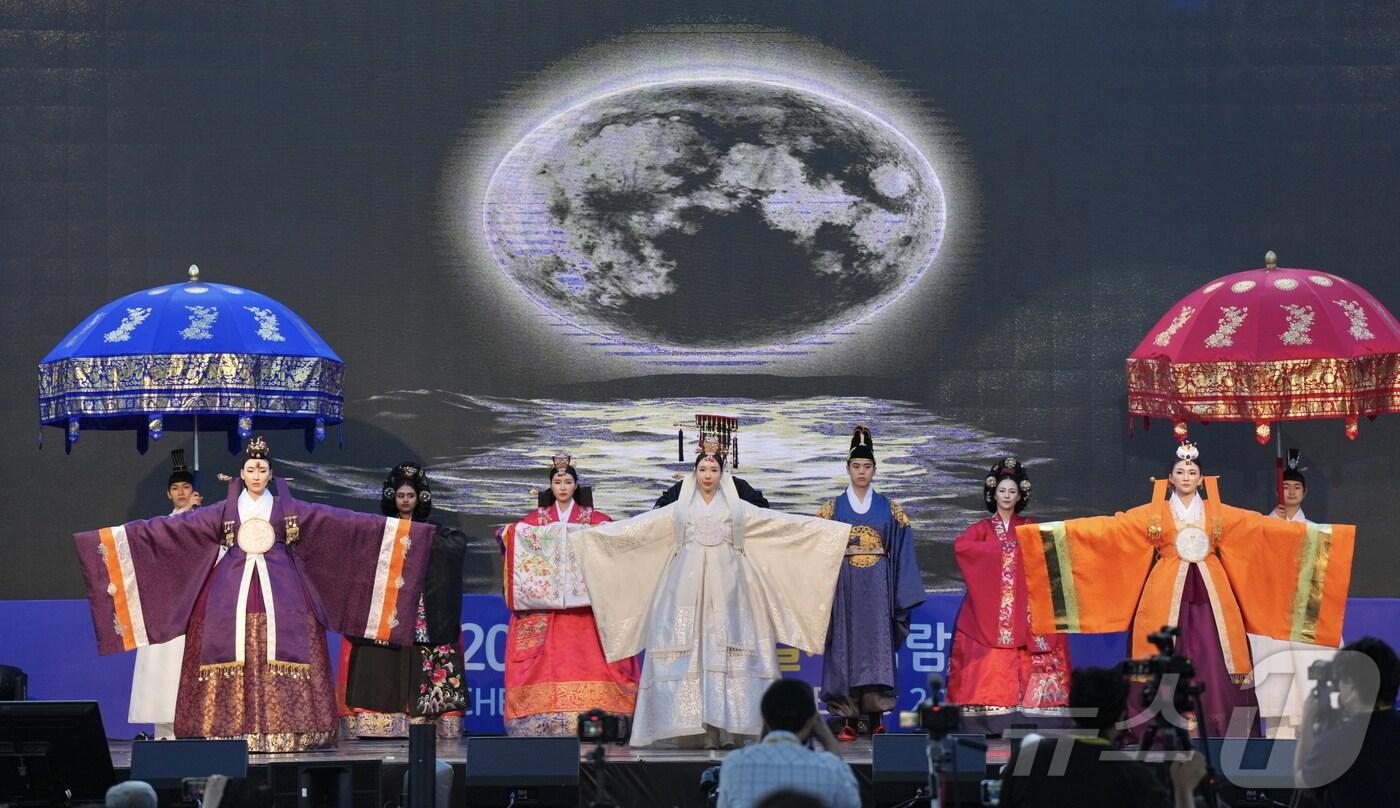 충남 천안 독립기념관에서 진행 중인 '2024 천안 K-컬처 박람회'에서 지난 23일 한복의 아름다움을 선보이는 '한복패션쇼'가 열렸다. 이번 박람회는 '글로벌 K-컬처, 세계를 물들이다'를 주제로 오는 26일까지 열린다.(천안시청 제공) 2024.5.24/뉴스1 ⓒ News1 이시우 기자