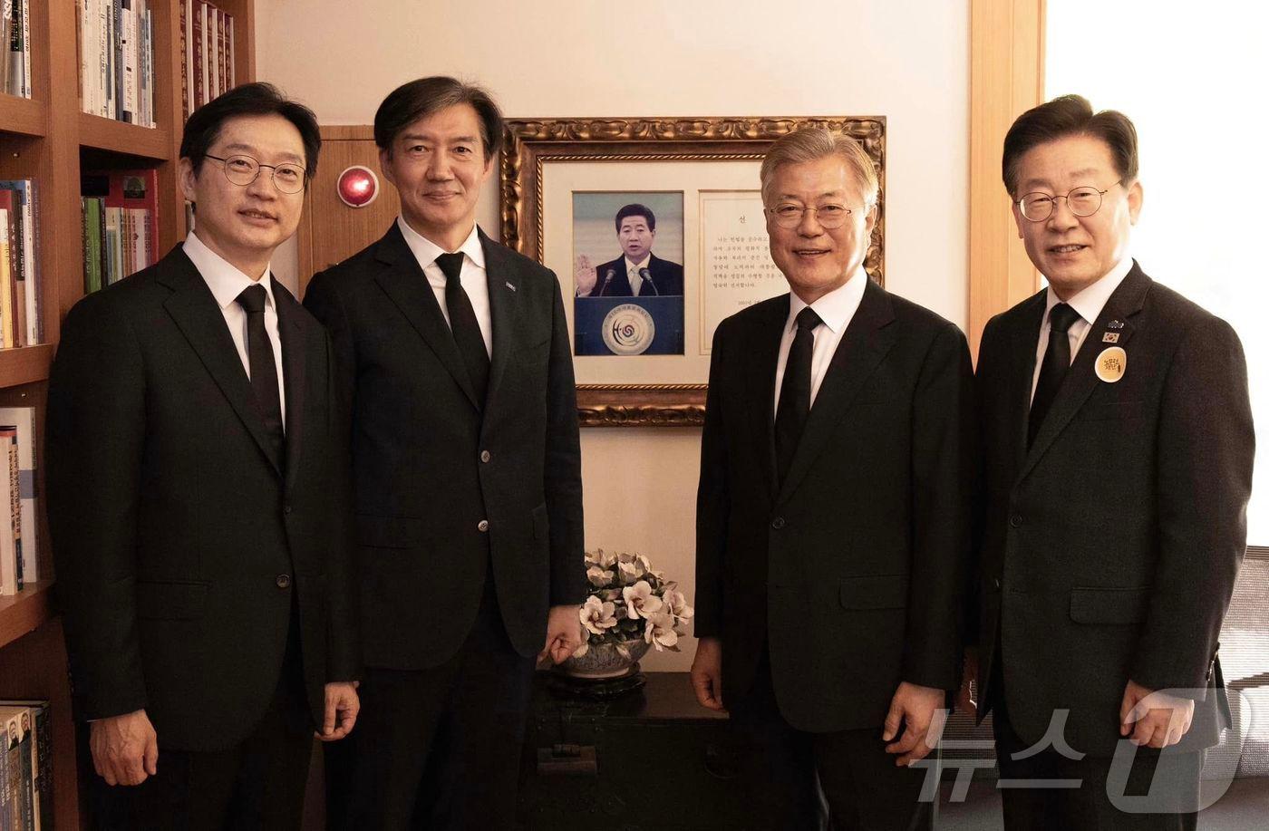 본문 이미지 -  23일 고(故) 노무현 전 대통령 15주기 추모식 뒤 노무현 전 대통령 서재에 모인 김경수 전 경남지사(왼쪽부터) 조국 조국혁신당 대표, 문재인 전 대통령., 이재명 더불어민주당 대표. (조국 SNS 갈무리) ⓒ 뉴스1