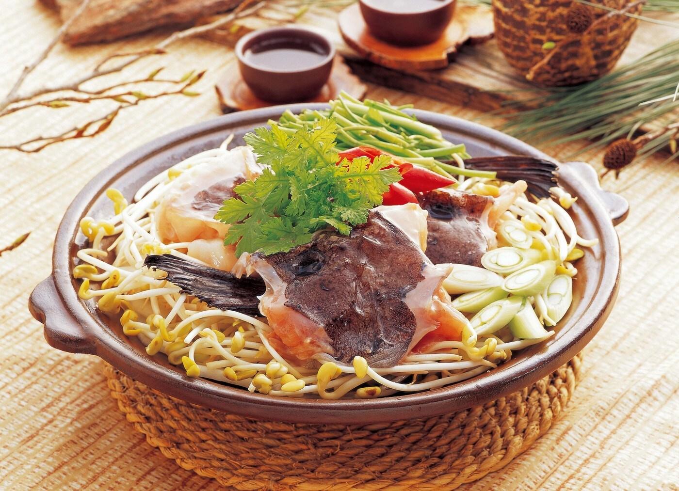 본문 이미지 - 홍원항 일원에서 판매되는 아귀탕. (서천군 제공)/뉴스1