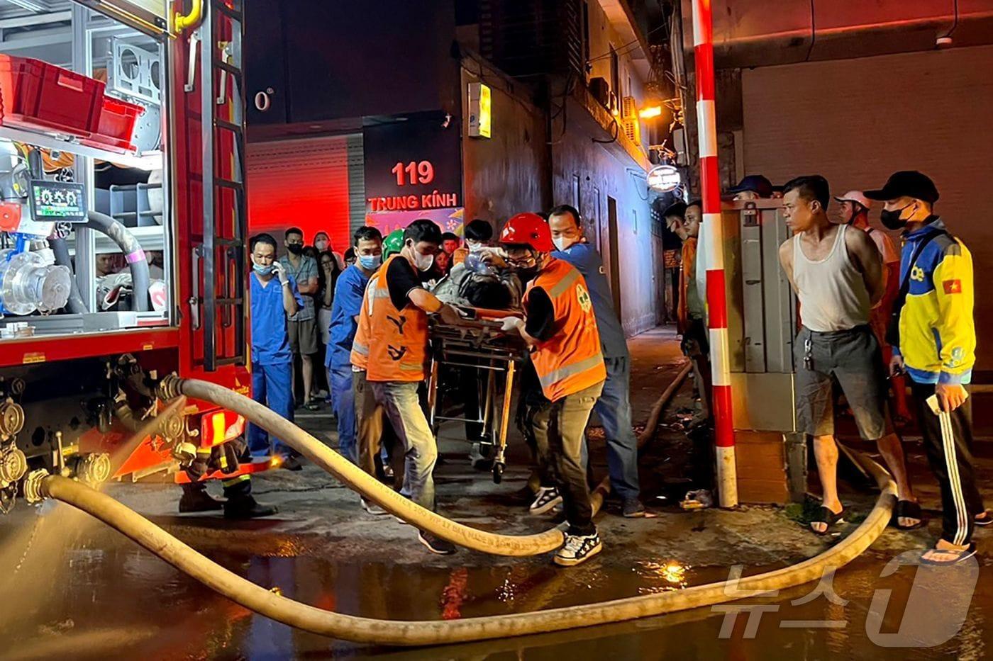 24일(현지시간) 베트남 수도 하노이의 중심부의 한 주택에서 불이 나 부상자가 급히 이송되고 있다. 이날 화재로 최소 14명이 숨지고 3명이 다쳤다. 2024.05.24/ ⓒ AFP=뉴스1 ⓒ News1 권진영 기자