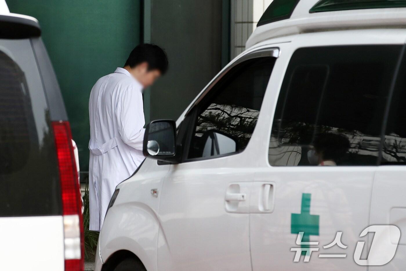 24일 서울 시내의 한 대학병원에서 의료진이 발걸음을 옮기고 있다. 2024.5.24/뉴스1 ⓒ News1 이승배 기자