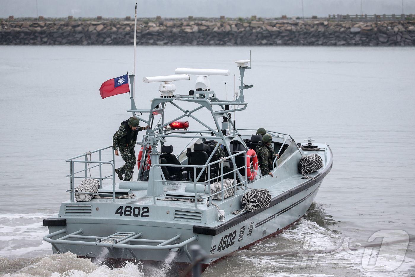 24일(현지시간) 중국 군의 대만을 사실상 포위하는 대규모 군사 훈련에 대응해 진먼의 항에서 대만 군이 훈련을 하고 있다. 2024.05.24 ⓒ AFP=뉴스1 ⓒ News1 우동명 기자