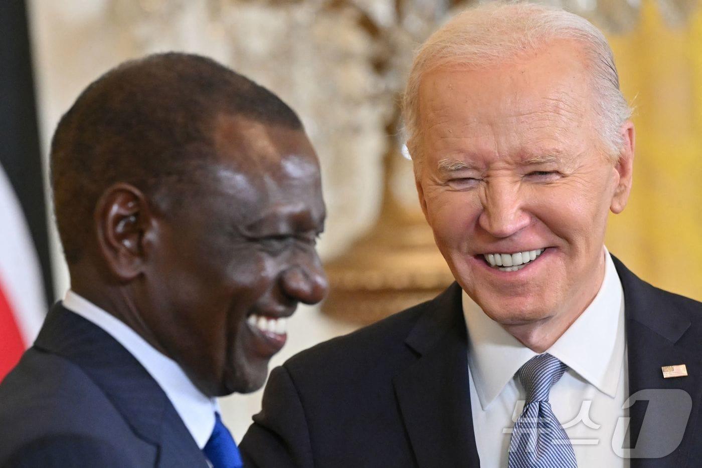 본문 이미지 - 조 바이든 미국 대통령이 23일(현지시간) 워싱턴 백악관에서 국빈 방문한 윌리엄 루토 케냐 대통령과 회담을 마친 뒤 기자회견을 하고 있다. 2024.05.24 ⓒ AFP=뉴스1 ⓒ News1 우동명 기자