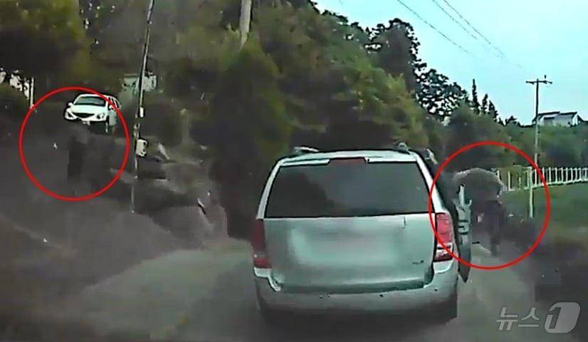 본문 이미지 - 지난 22일 오후 4시28분 즈음 서귀포시 중문관광단지 인근에서 불법체류자들이 경찰 추적을 피해 달아나고 있다. 경찰은 도주자 4명 중 40대 중국인 A씨를 체포했다.(제주경찰청 기동순찰대 제공)