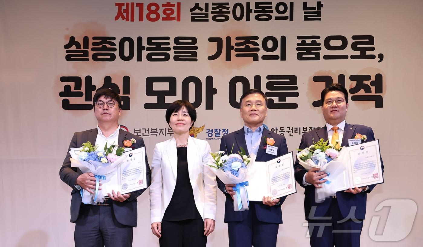 서명훈 뉴스1 사회부장(왼쪽 첫 번째)이 24일 서울 중구 앰배서더 서울 풀만호텔에서 열린 '제18회 실종아동의 날 기념식'에서 보건복지부 장관 표창을 받은 후 수상자들과 기념촬영을 하고 있다. 2024.5.24/뉴스1 ⓒ News1 김도우 기자