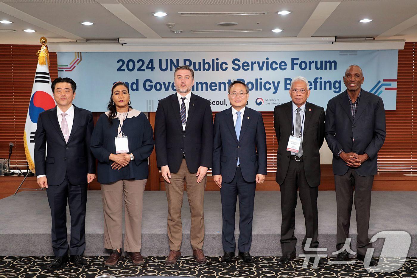 본문 이미지 - 고기동 행정안전부 차관이 지난 달 24일 오전 서울시 중구 한국프레스센터 18층 외신기자클럽에서 열린 '주한 외교사절단 초청 유엔공공행정포럼 및 정책설명회'에 참석해 외교사절단 대표들과 기념촬영을 하고 있다. (행정안전부 제공)