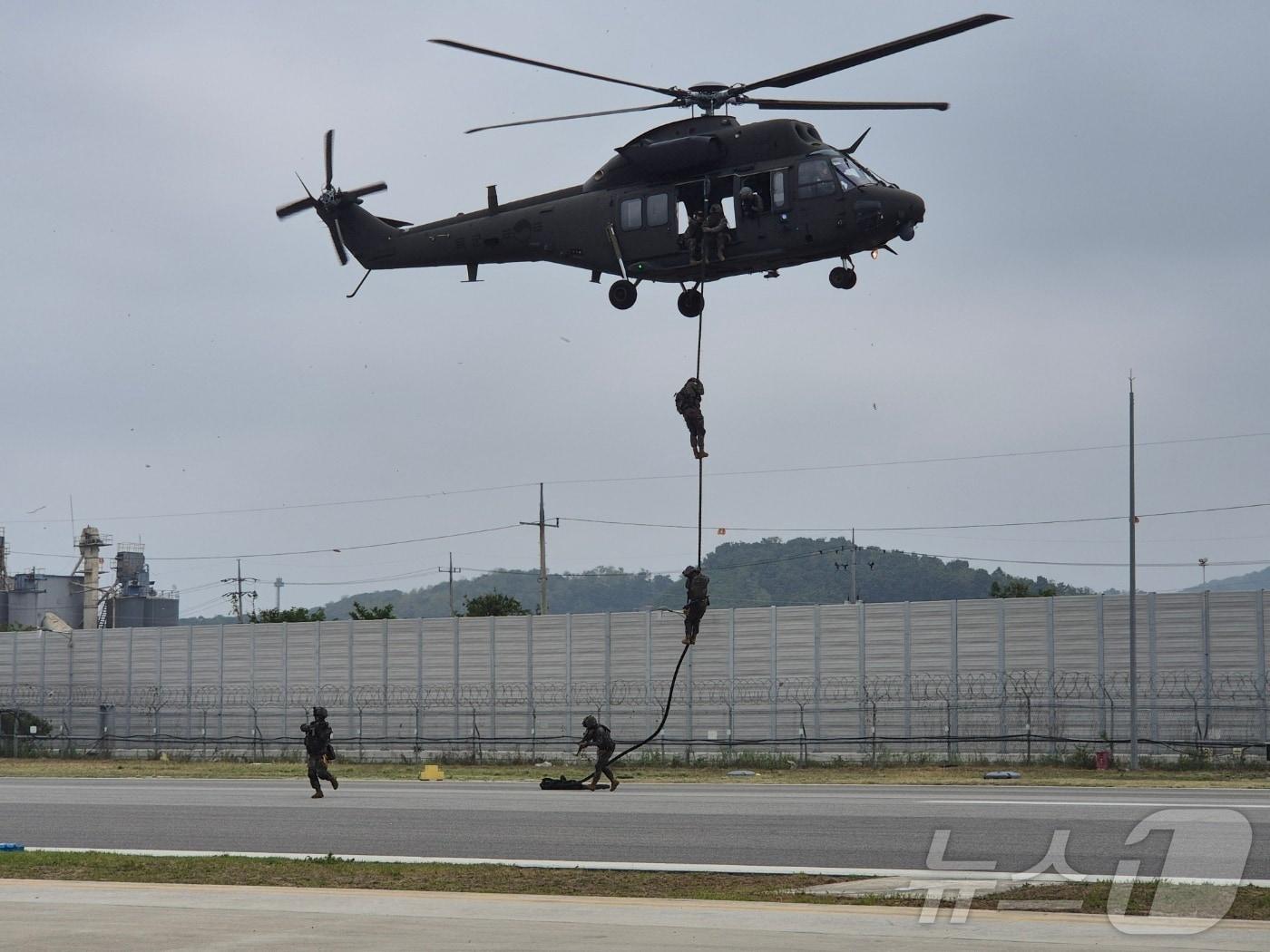 본문 이미지 - 육군 특전사 장병들이 헬기를 타고 강하하고 있다. ⓒ 뉴스1 양희문 기자